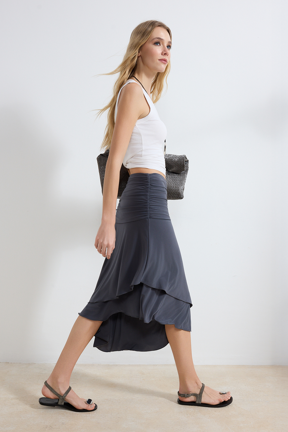 Trendyolmilla  Antrasit Skater Asimetrik Fırfırlı Yüksek Bel Midi Esnek Örme Etek TWOSS26ET00026 - Görsel 2