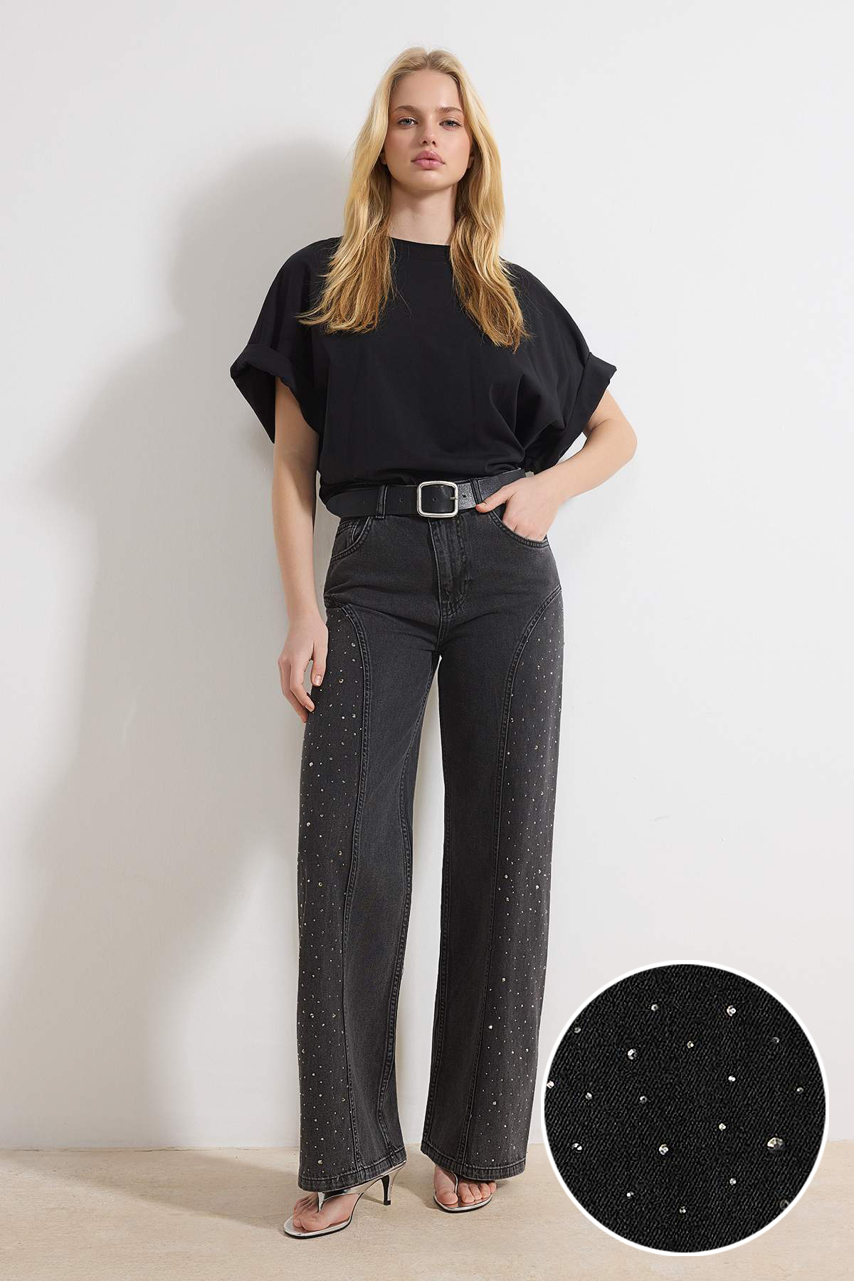 Trendyolmilla  Siyah DÖKÜMLÜ Taşlı Dikiş Detaylı Yüksek Bel %100 Pamuk Wide Leg Jeans TWOSS26JE00079