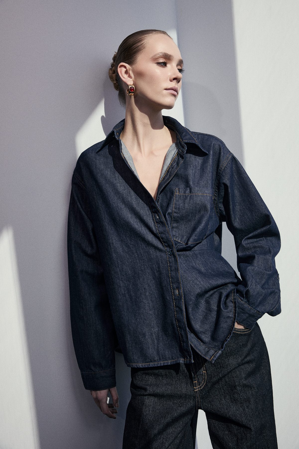 Trendyolmilla  Limited Edition Koyu Mavi Düğme Detaylı 100% Pamuk Denim Gömlek TWOSS26GO00007 - Görsel 3