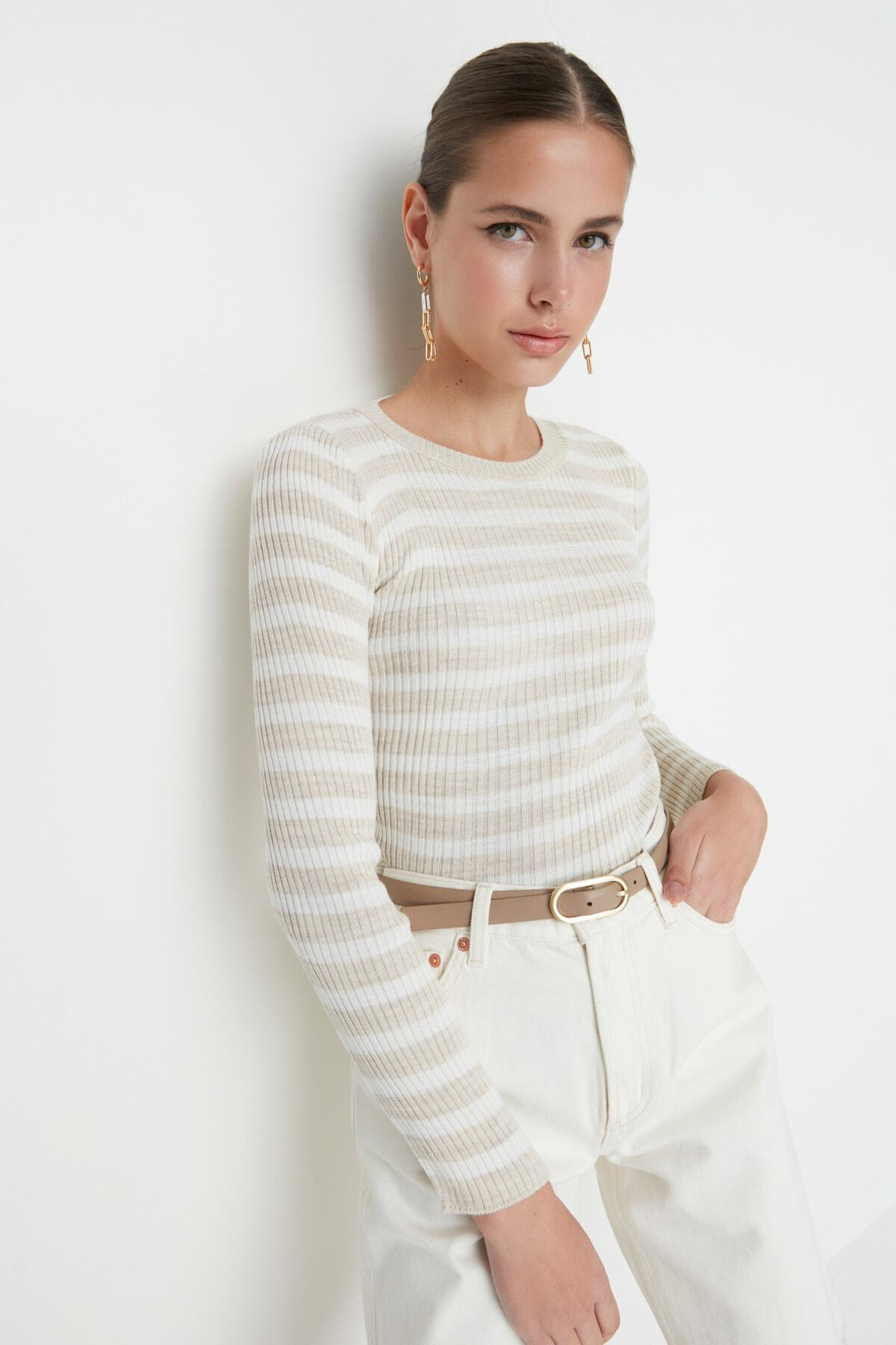 Trendyol Collection Kamenný základní pruhovaný svetr TWOAW21KZ0942