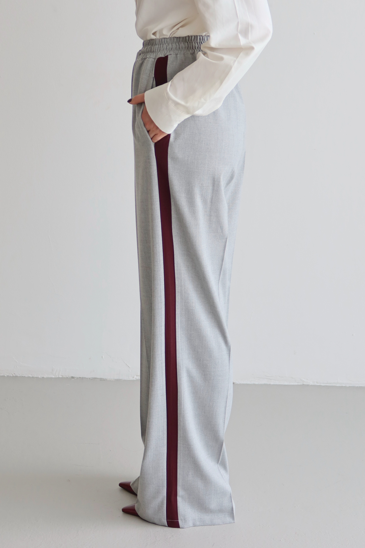 Trendyolmilla  Gri Bordo Çizgili Beli Lastikli Wideleg/Geniş Paça Dokuma Pantolon TWOAW26PL00174 - Görsel 4