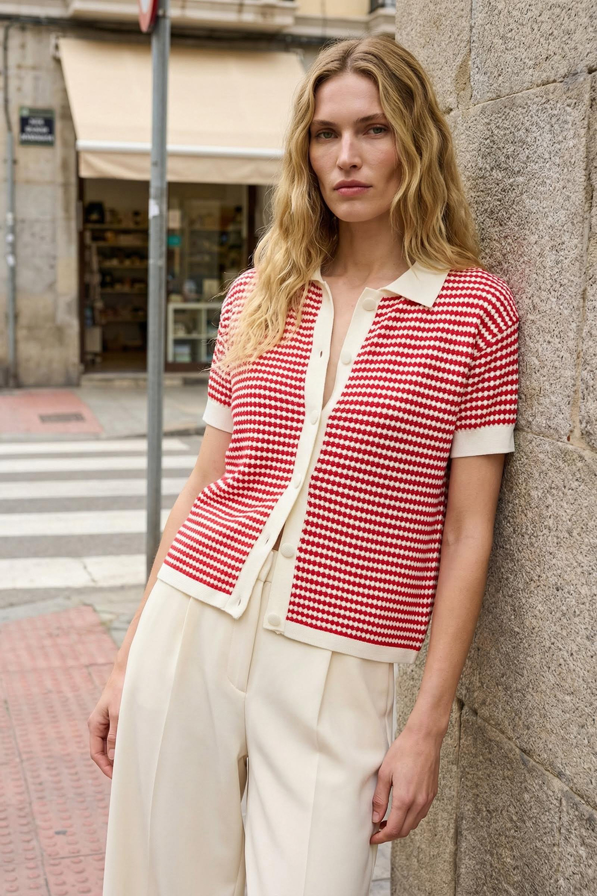 Trendyol Collection Rote gestreifte Bluse mit Polokragen TWOSS25BZ00183