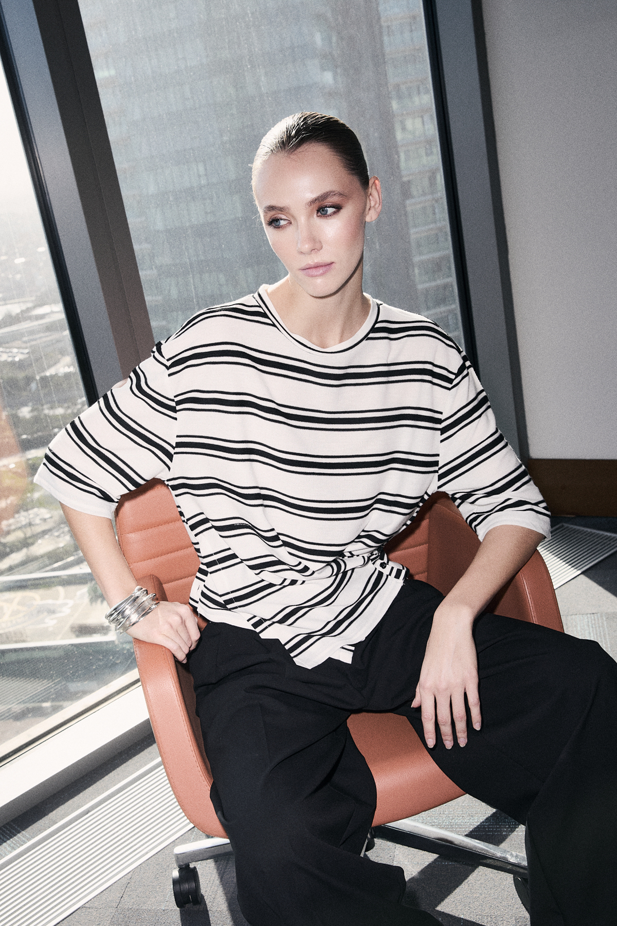 Trendyolmilla  Limited Edition Ekru Çizgili Relaxed Düşük Kol Truvakar Triko görünümlü Örme Bluz TWOSS26BZ00204