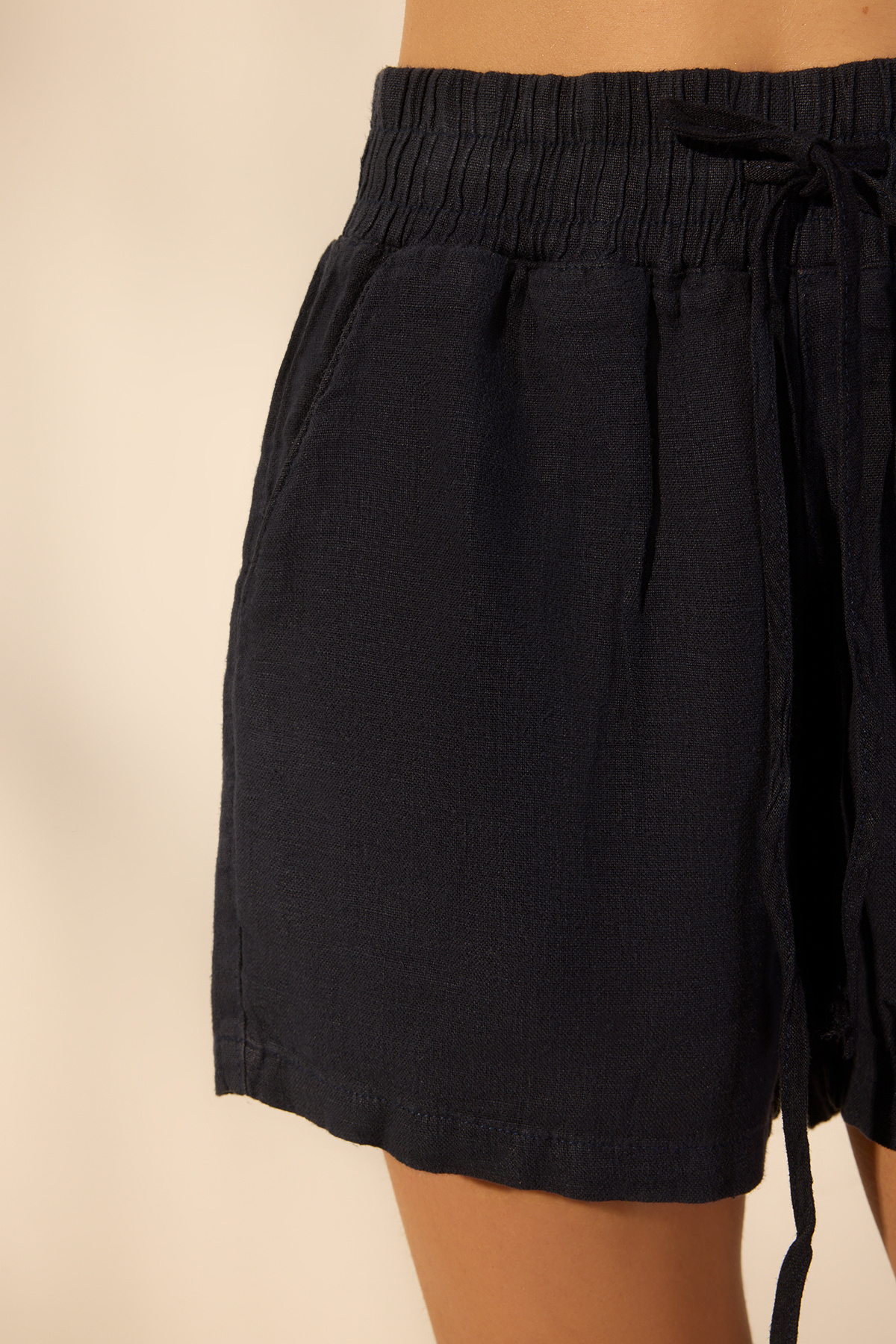 Trendyolmilla  Lacivert %100 Keten Beli Lastikli Yüksek Bel Şort TWOSS26SR00019 - Görsel 3