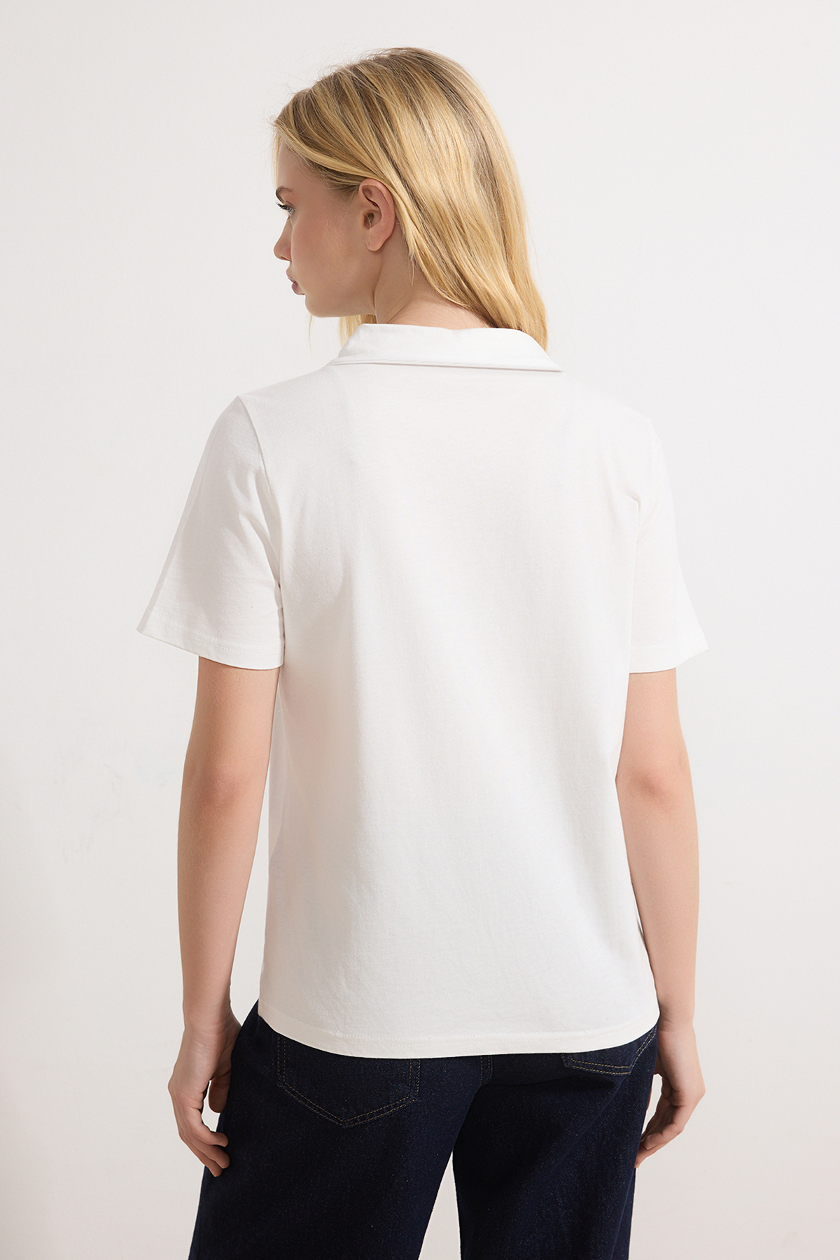 Trendyolmilla  Beyaz Kalın Pamuklu Polo Yaka Taş Detaylı Regular/Normal Kalıp Örme T-Shirt TWOSS25TS00052 - Görsel 4