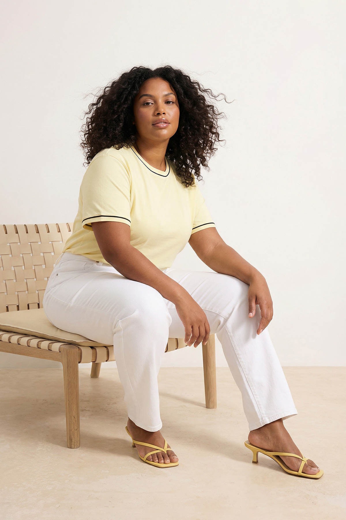 Trendyol Curve Gelbes Basic-T-Shirt in Übergröße mit Rundhalsausschnitt und P...