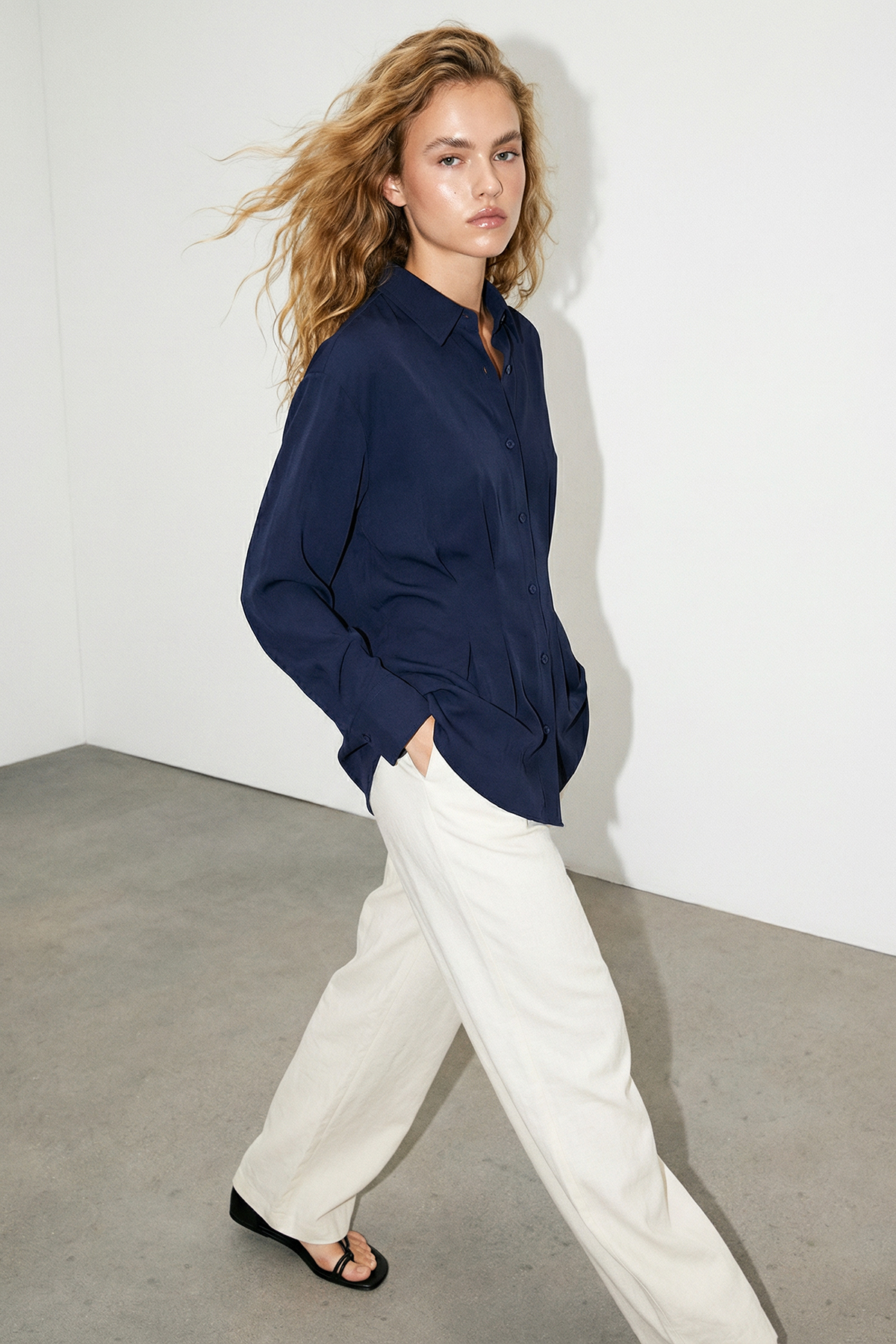 Trendyolmilla  Lacivert Önü Pileli Modal Gömlek TDRSS26GO00010 - Görsel 3