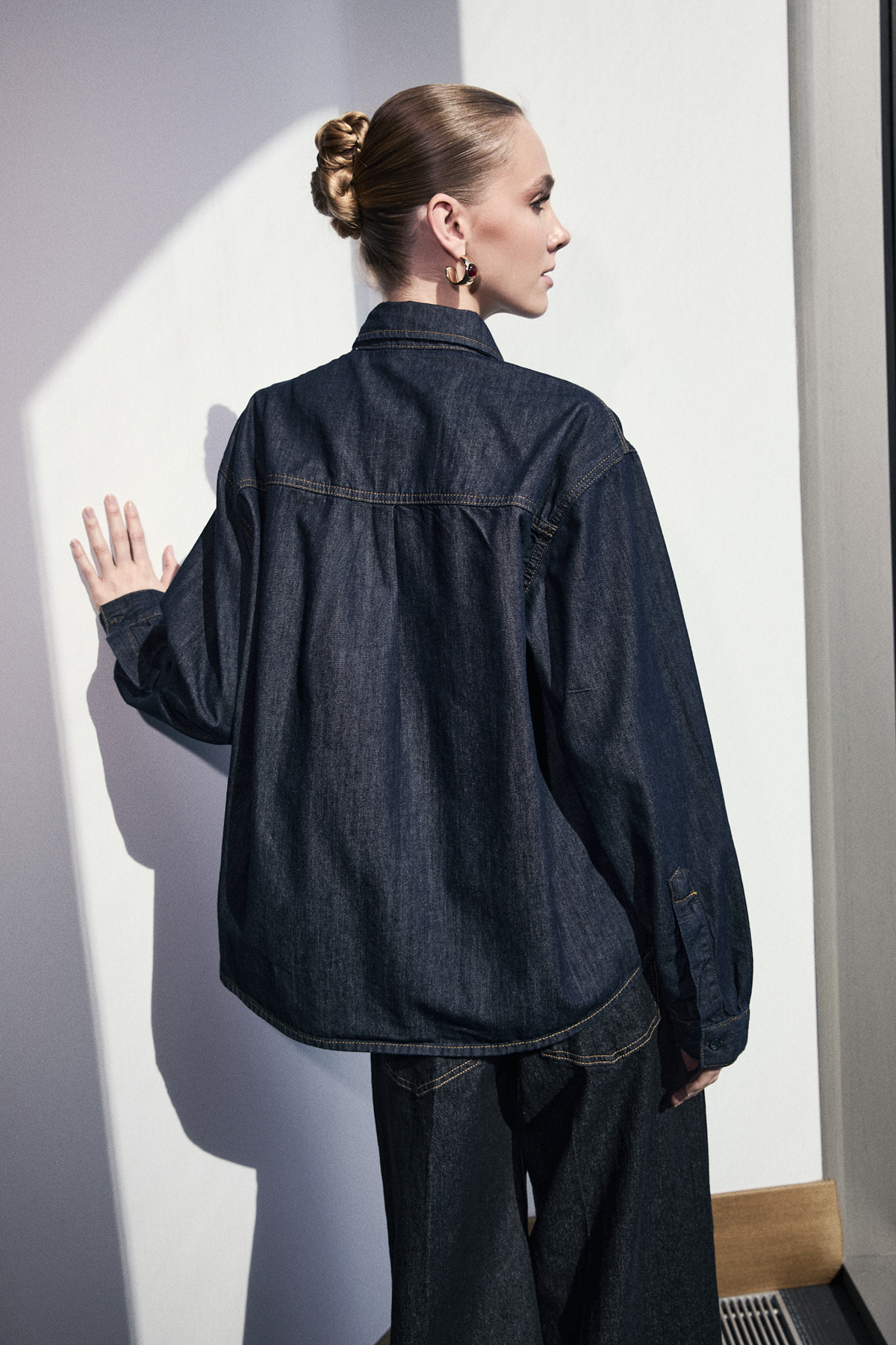 Trendyolmilla  Limited Edition Koyu Mavi Düğme Detaylı 100% Pamuk Denim Gömlek TWOSS26GO00007 - Görsel 5