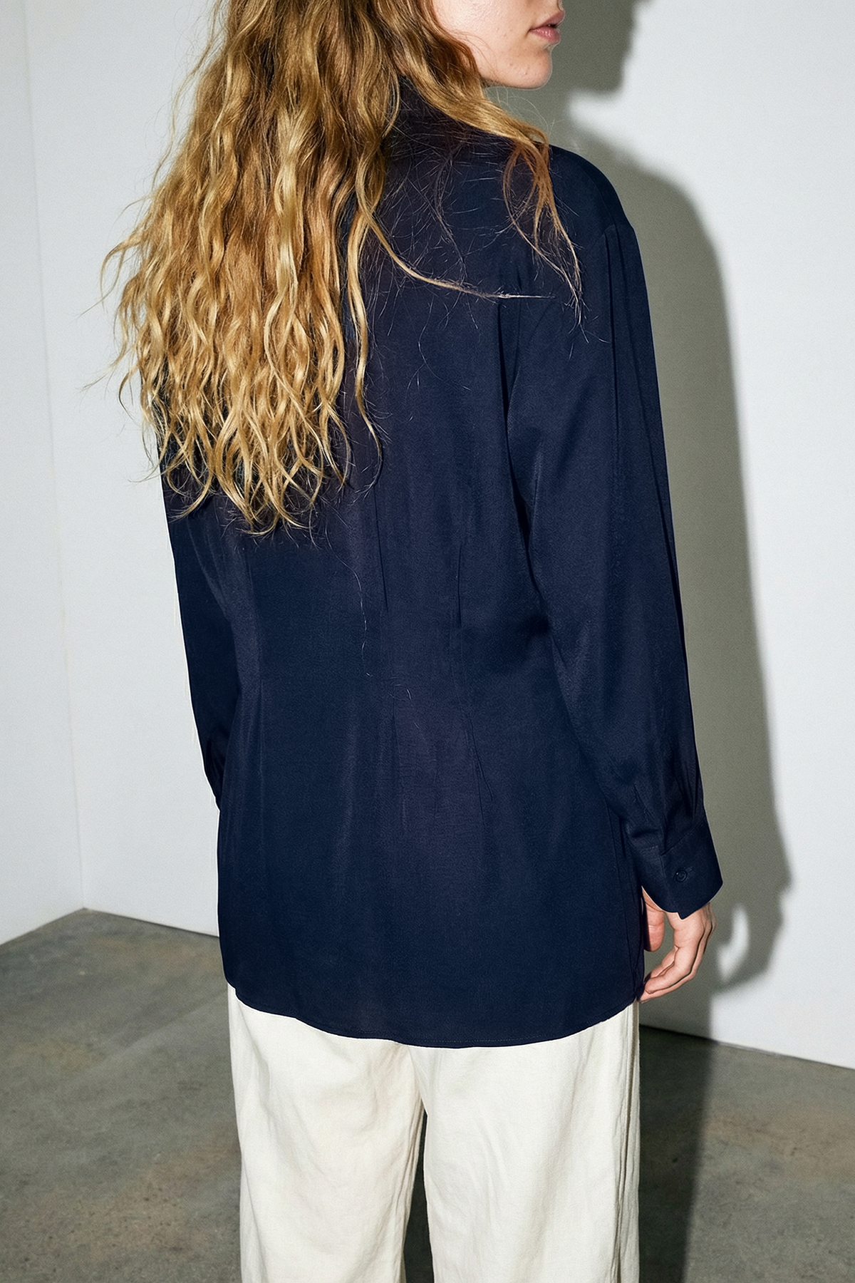 Trendyolmilla  Lacivert Önü Pileli Modal Gömlek TDRSS26GO00010 - Görsel 2