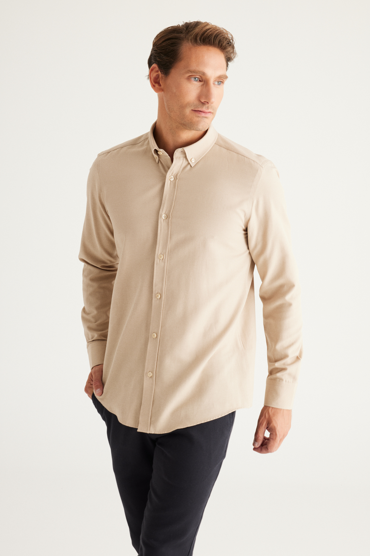 AC&Co / Altınyıldız Classics  Erkek Oxford Kolay Ütülenebilir Pamuklu Terletmez Gömlek Bej Düğmeli Yaka Slim Fit Dar Kesim - Görsel 3
