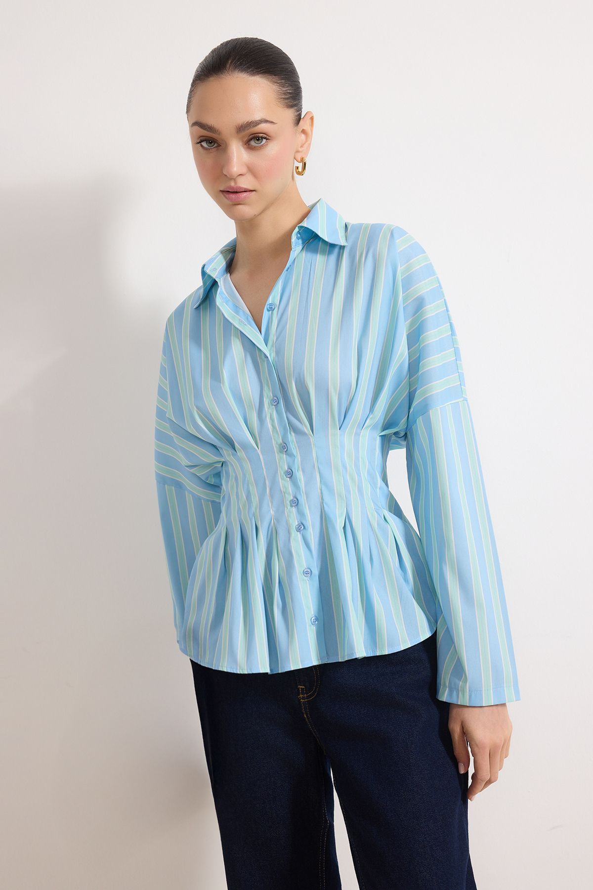 Trendyolmilla  Mavi-Çok Renkli Çizgili Lycralı Bele Oturan Gömlek TWOAW26GO00113 - Görsel 2