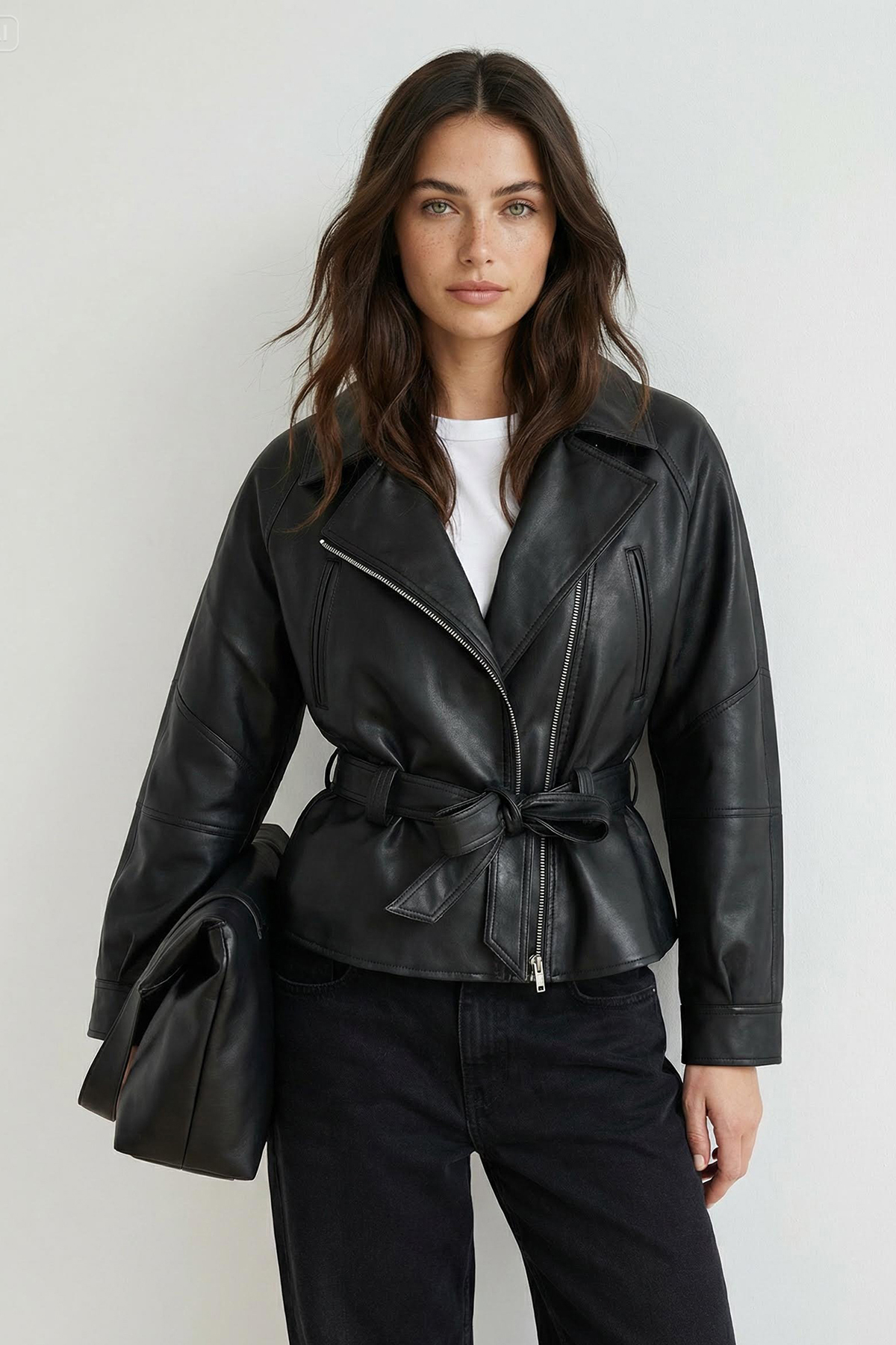 Kolekcia Trendyol Čierny kabát z umelej kože s opaskom v bežnom strihu TWOSS2...