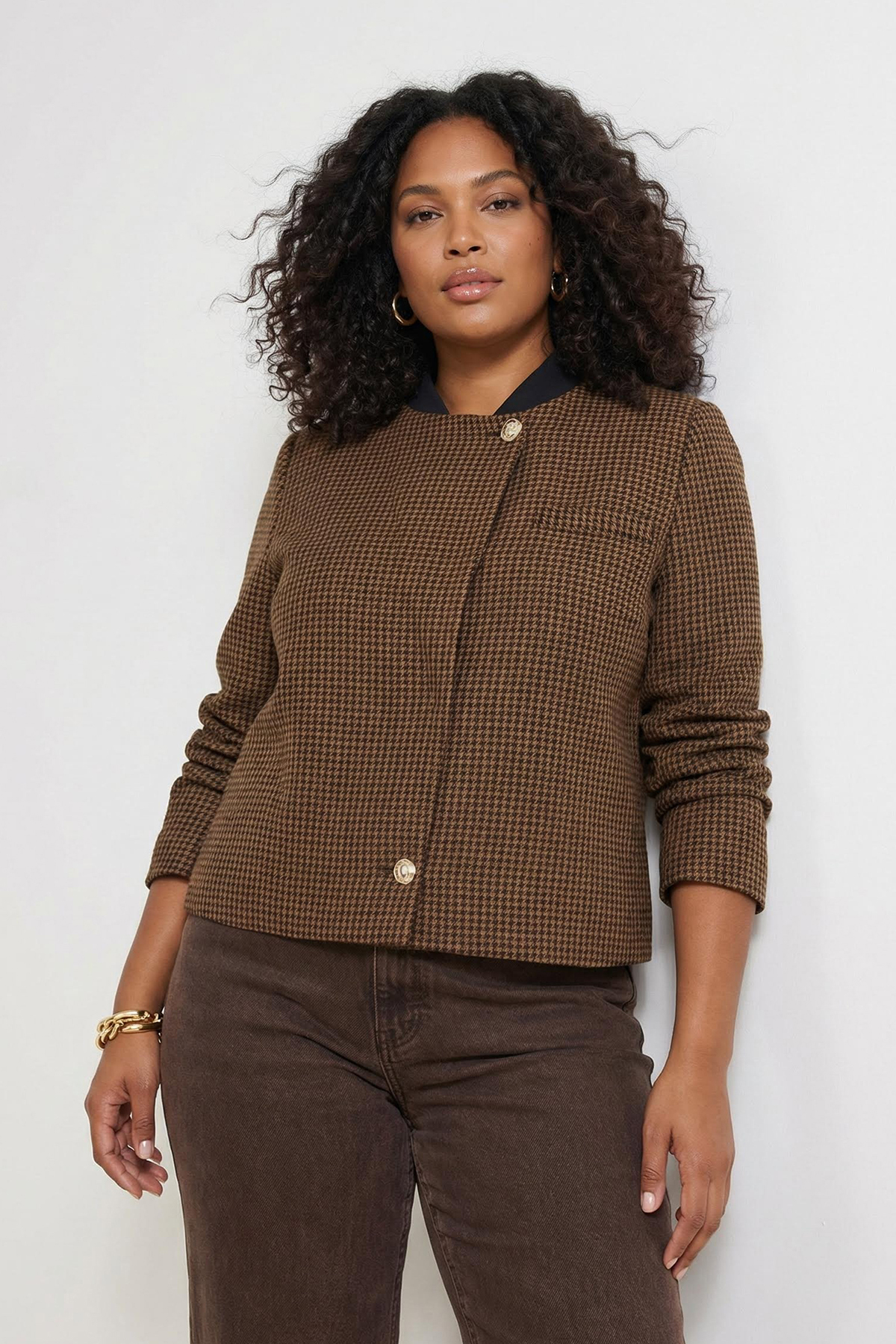 Trendyol Curve Braune karierte Jacke mit goldenen Knöpfen in Übergröße TBBSS2...