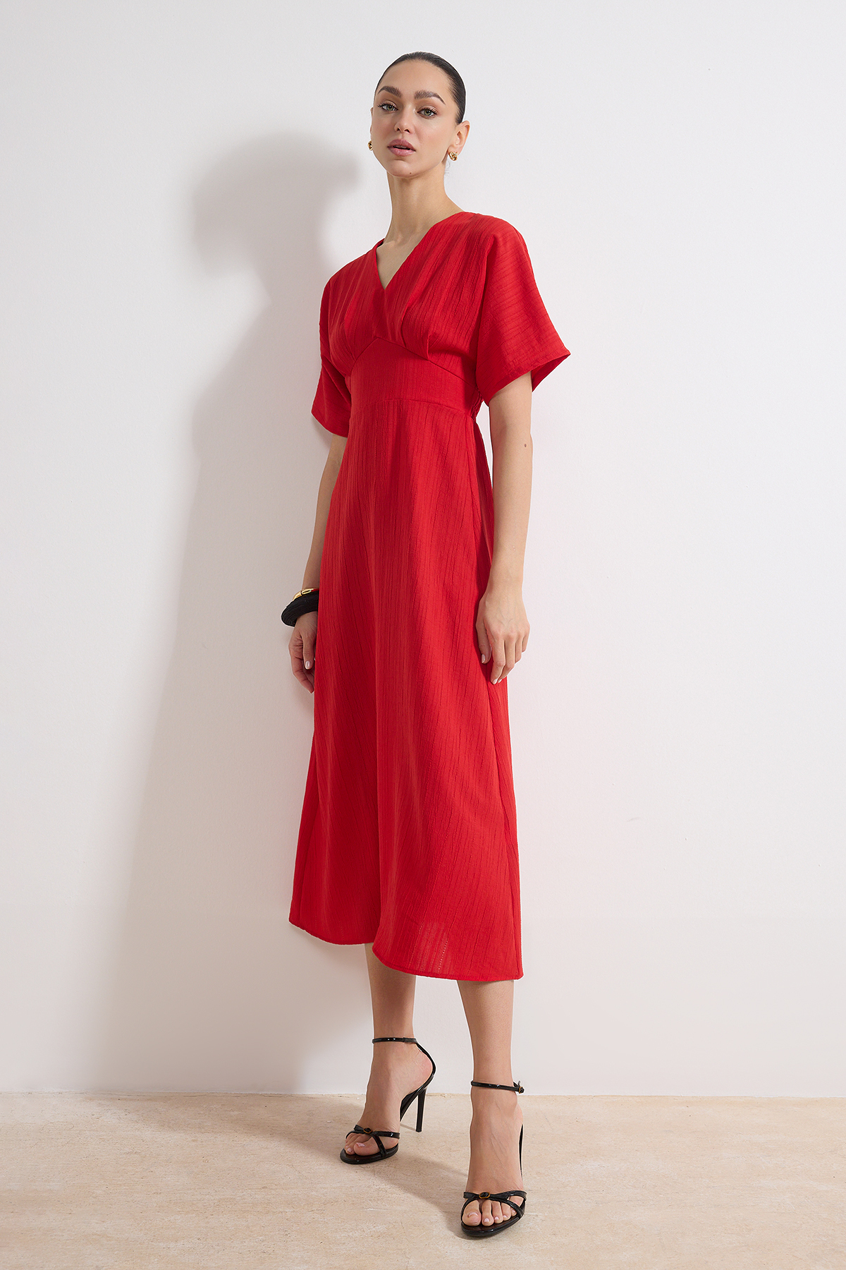 Trendyol Collection Czerwona sukienka maxi z tkaniny w kształcie litery A z g...