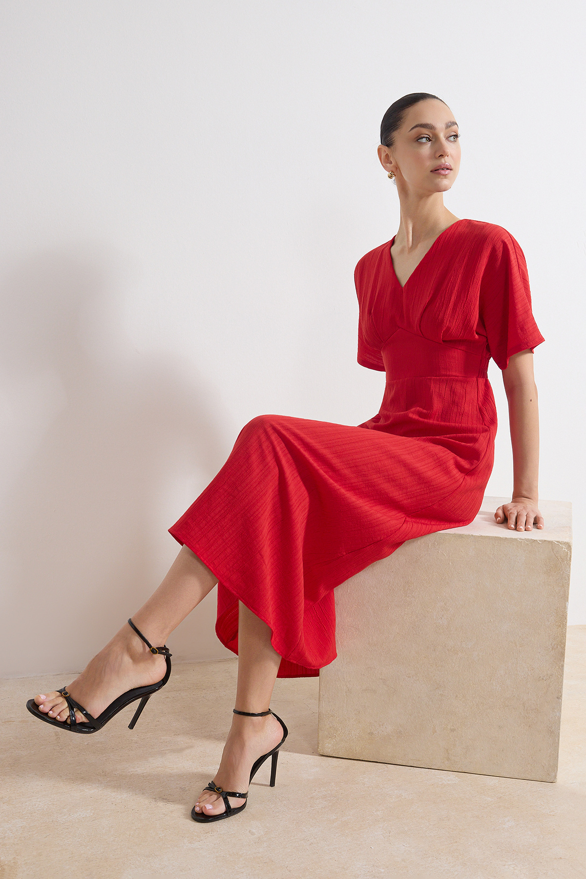 Trendyolmilla  Kırmızı A Kesim Korsaj Detaylı V Yaka Maxi Dokuma Elbise TWOSS24EL00620 - Görsel 2