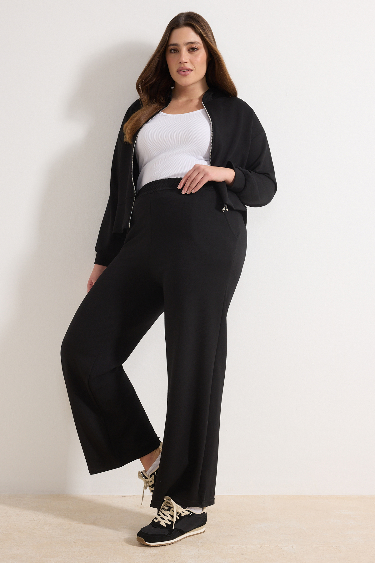 Trendyol Curve Schwarzer, dünner, weicher, bequemer, fließender Stoff mit Rei...