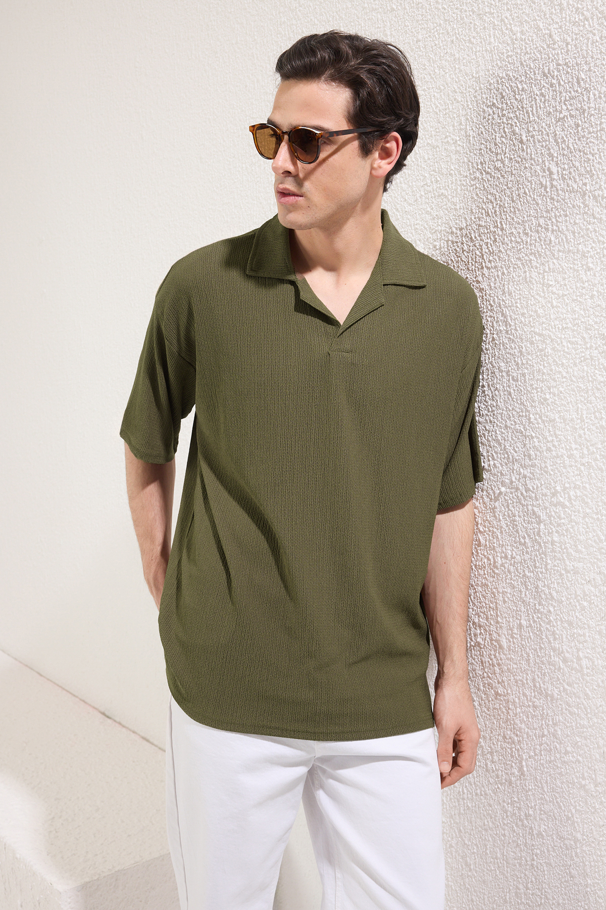 Trendyolmilla Man Haki Oversize/Geniş Kesim Bürümcük Dokulu Polo Yaka T-Shirt TMNSS25PO00018