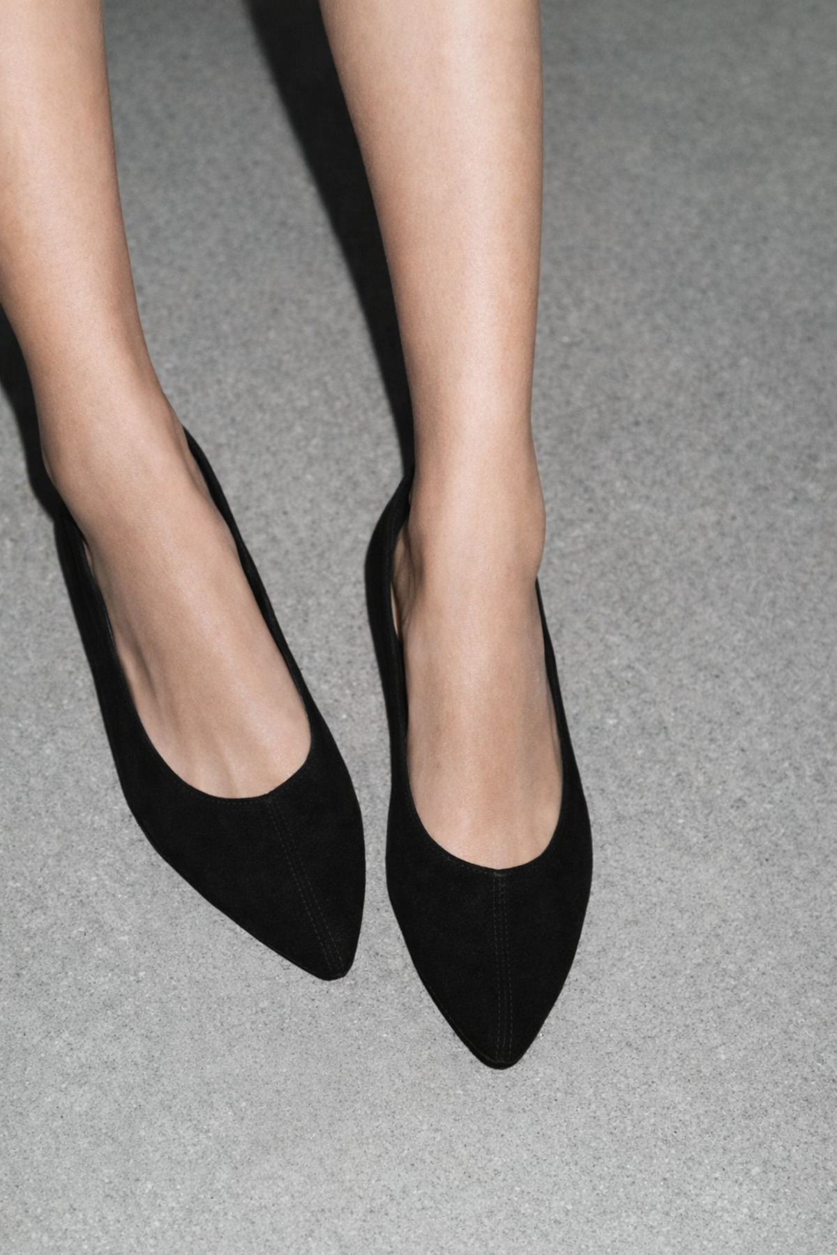 TRENDYOL SHOES Schwarze Wildleder-Ballerinas mit Ziernaht für Damen TAKSS26BE...