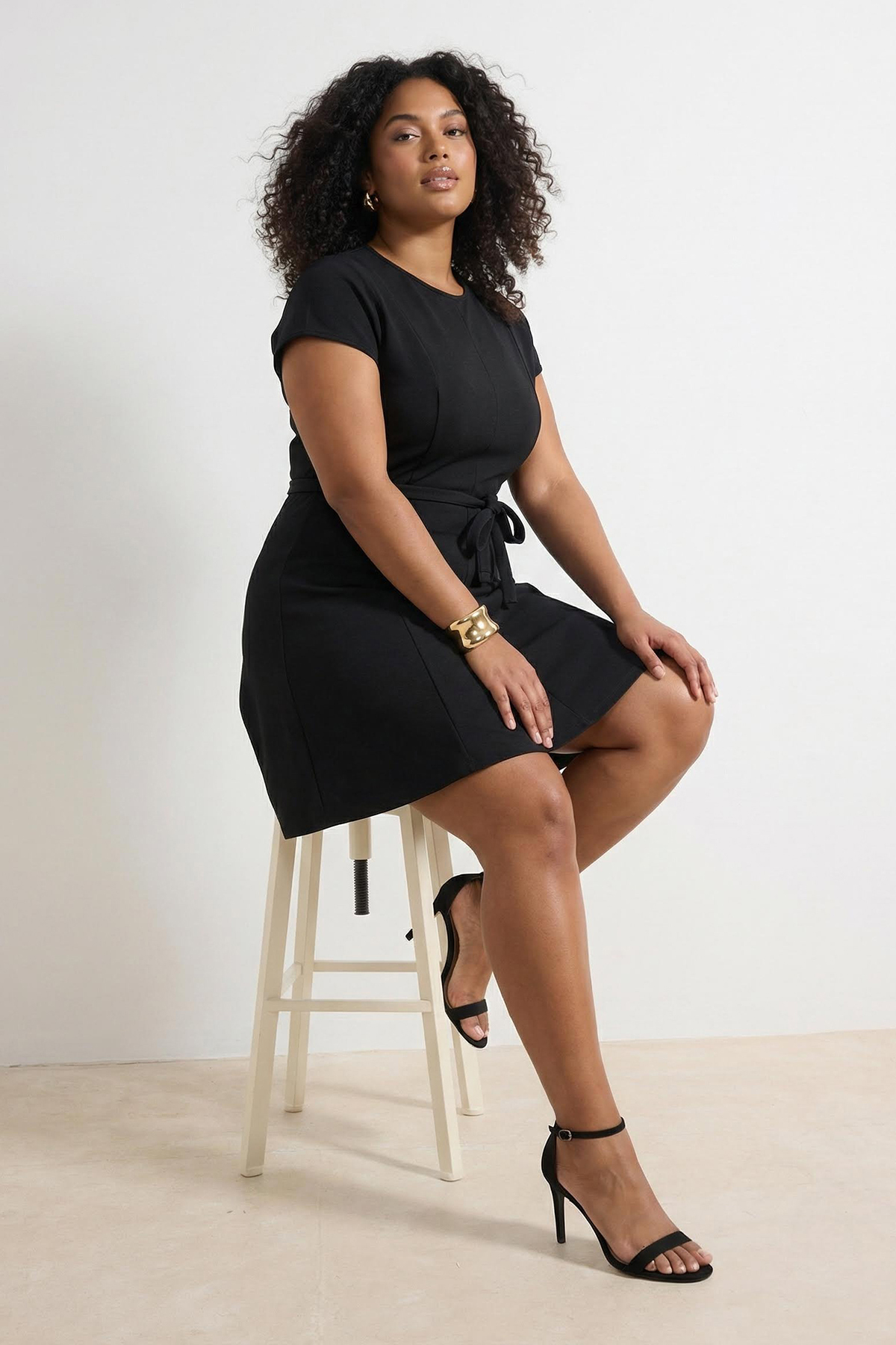 Trendyol Curve Schwarzes Skater-Kurz-/Mini-Strickkleid mit Rundhalsausschnitt...