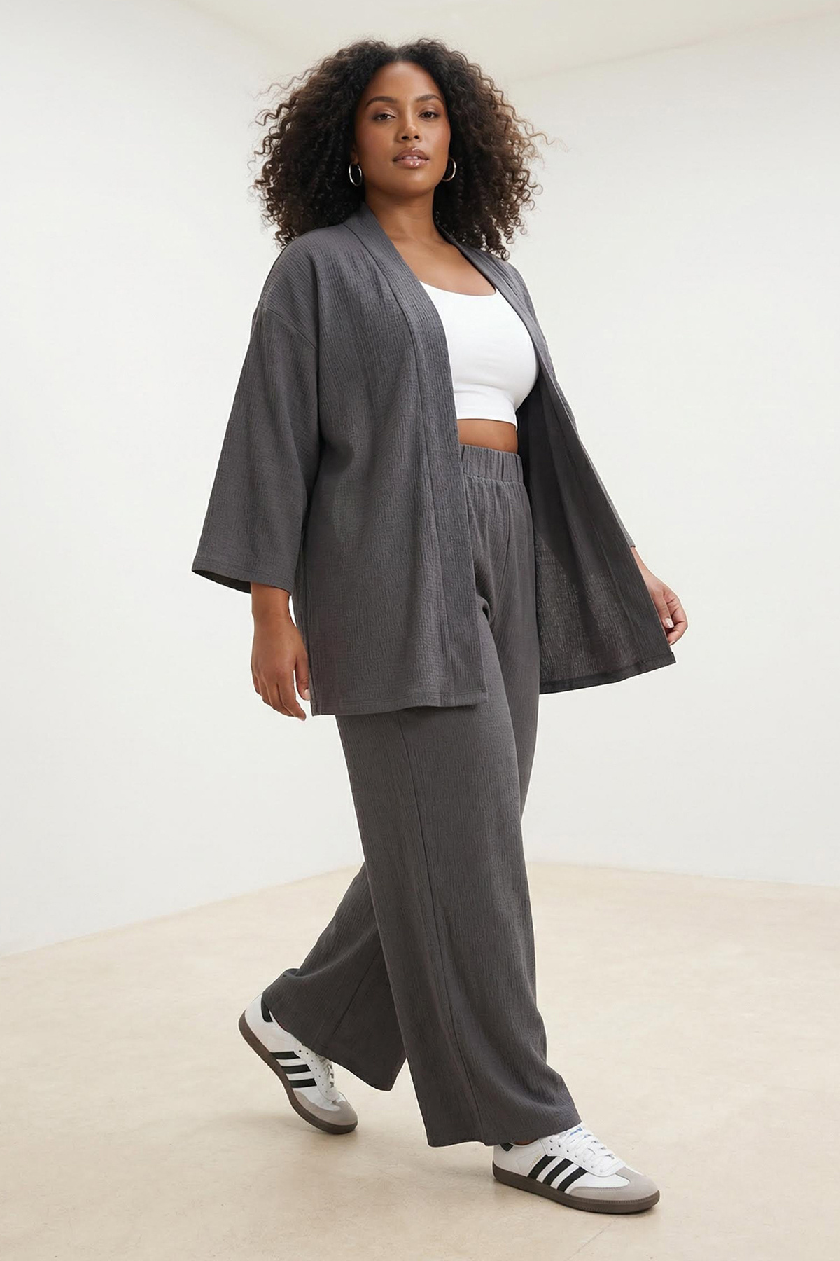 Trendyol Curve Anthrazitfarbenes, schlichtes, bequemes, elastisches Kimono-St...