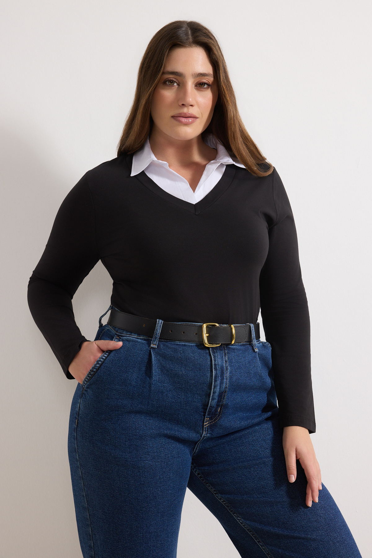 Trendyol Curve Schwarze Bluse mit Hemdkragen und detailliertem Single-Jersey-...
