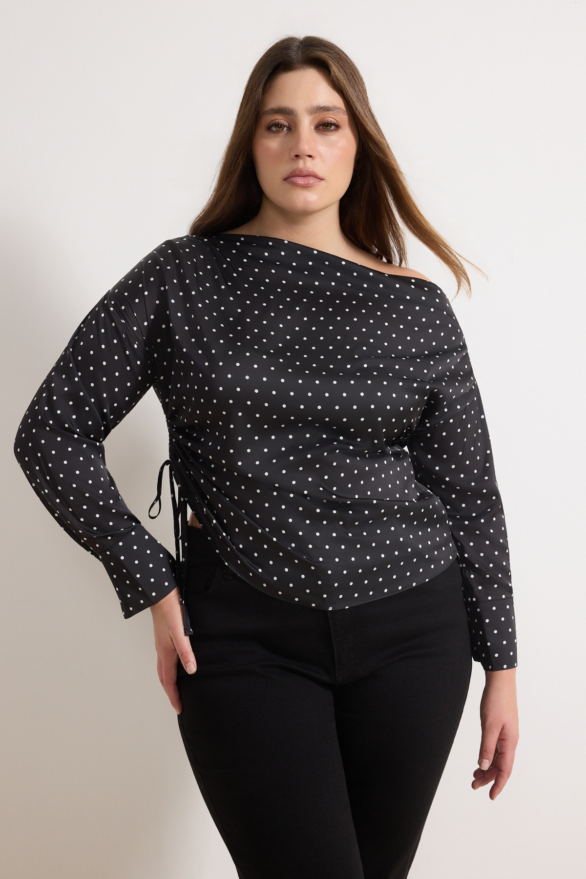 Trendyolmilla Curve Siyah Saten Puantiye Desenli Uzun Kol Dokuma Büyük Beden Bluz TBBSS26AF00019