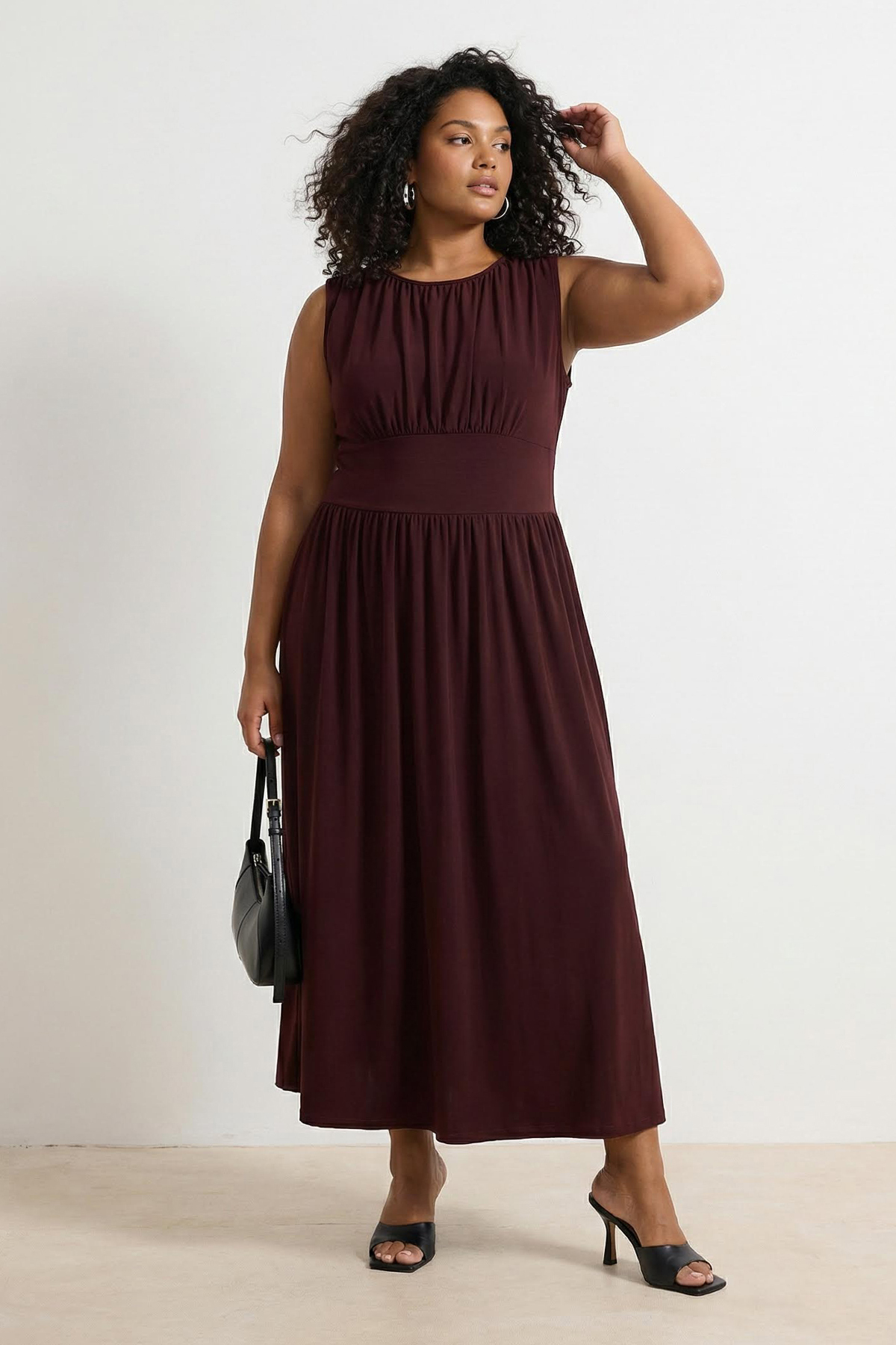 Trendyol Curve Braunes, gestricktes Maxikleid in Übergröße mit Rundhalsaussch...