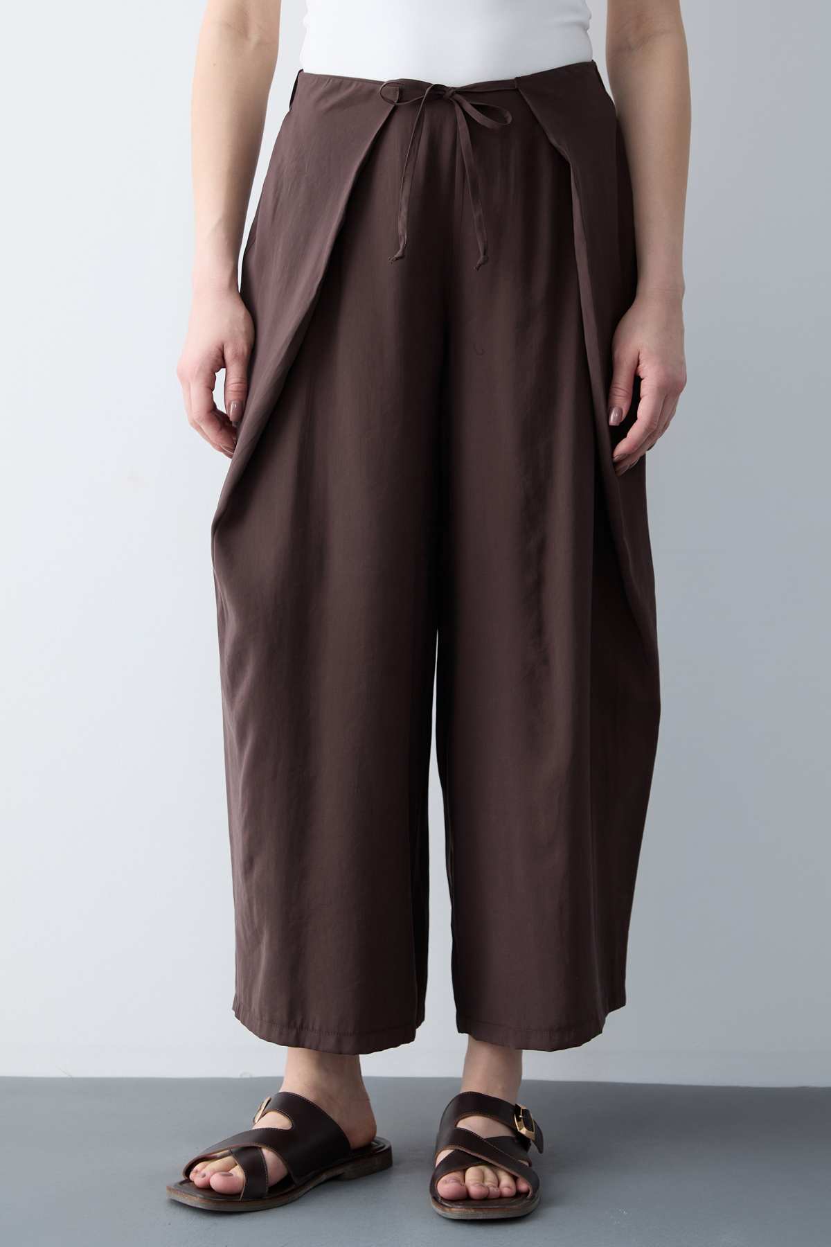 Trendyolmilla  Kahverengi Dokuma Geniş Paça Kapama Detaylı Pantolon TWOSS26PL00080 - Görsel 3