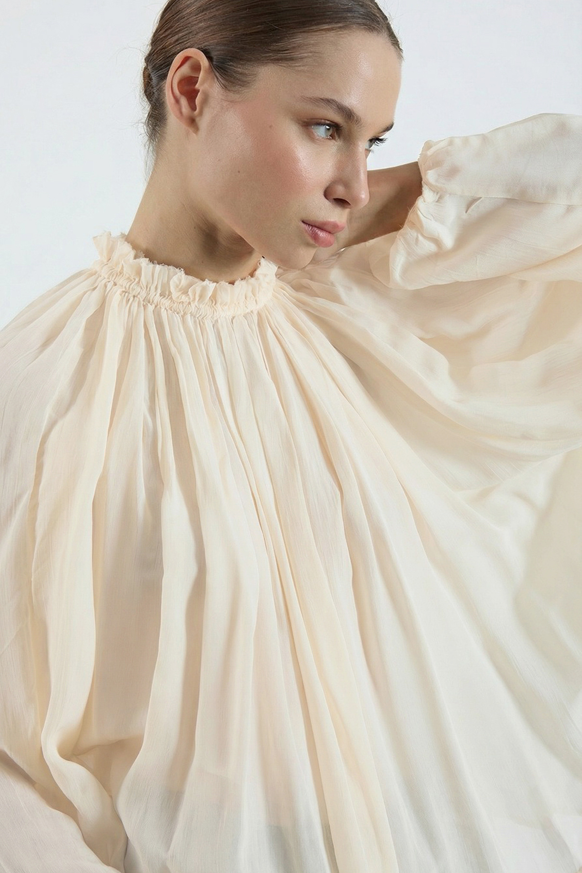 Trendyolmilla  Açık Sarı Yakası Büzgülü Püsküllü Dikişli Oversize Hafif Transparan Bluz TWOSS26BZ00652 - Görsel 4