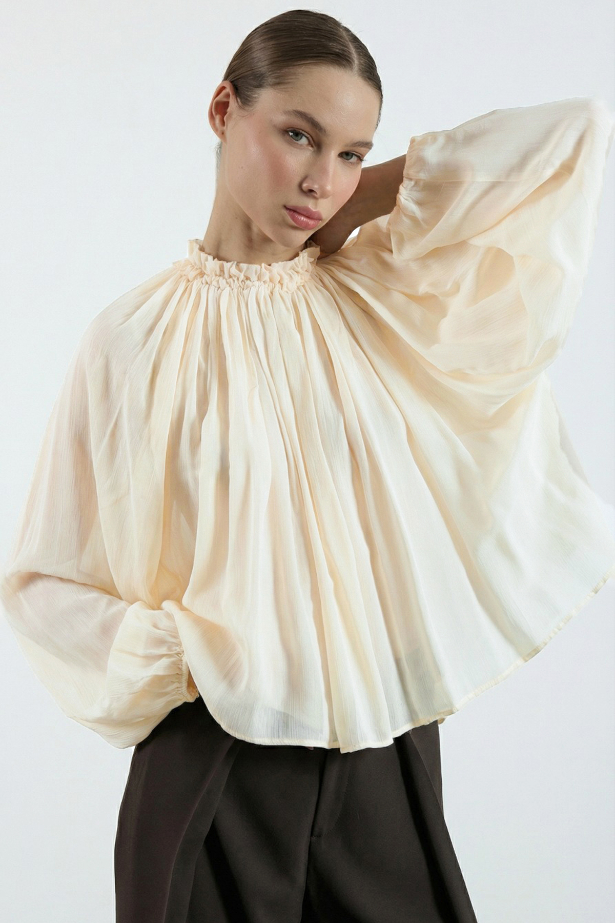 Trendyolmilla  Açık Sarı Yakası Büzgülü Püsküllü Dikişli Oversize Hafif Transparan Bluz TWOSS26BZ00652 - Görsel 2