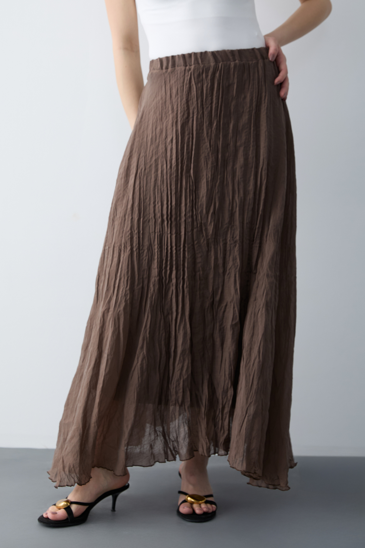 Trendyolmilla  Kahverengi Buruşuk Astarlı Maxi Asimetrik Etek TWOSS26ET00160 - Görsel 3