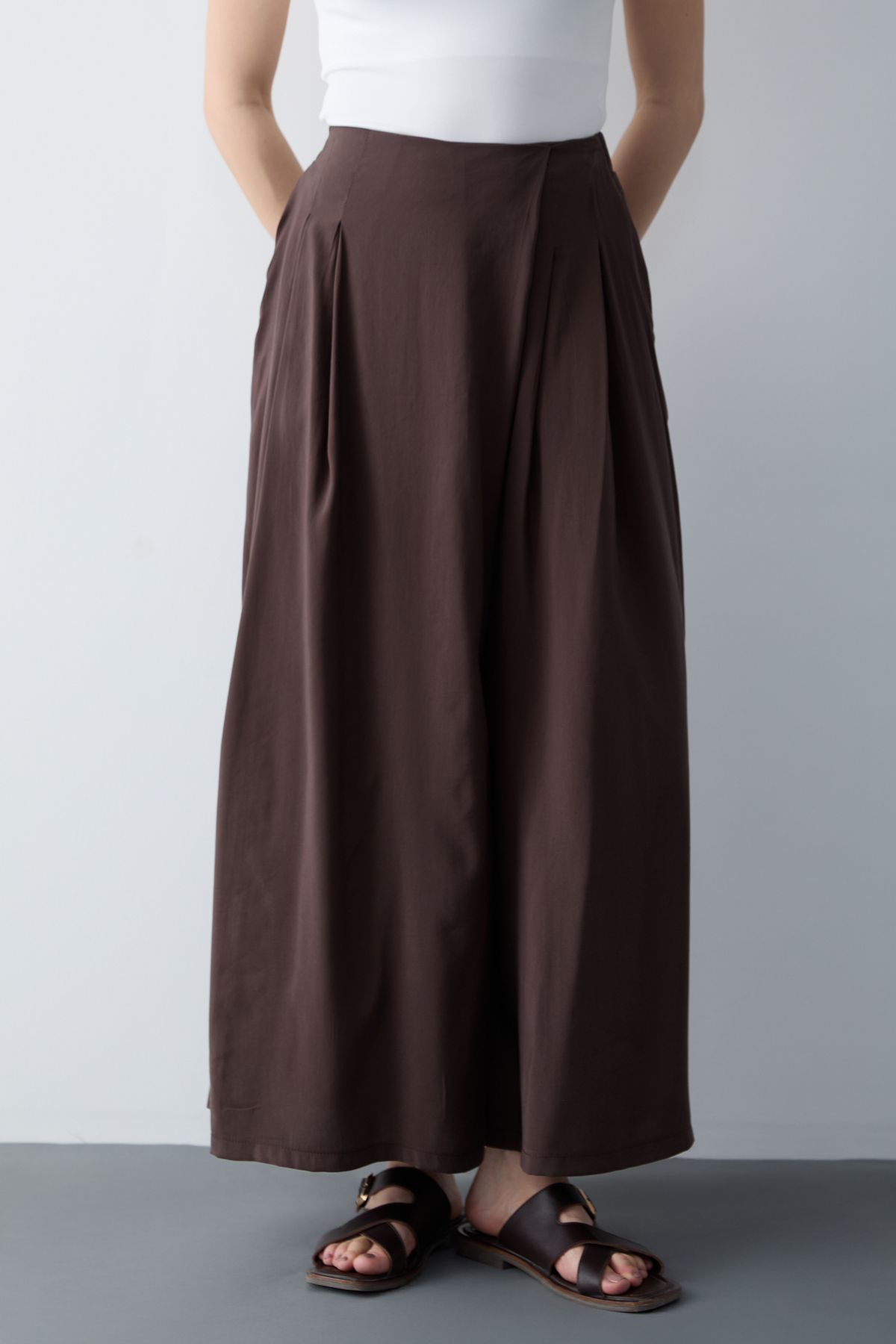 Trendyolmilla  Kahverengi Geniş Paça Modal Tuşeli Etek Görünümlü Pantolon TWOSS26PL00081 - Görsel 3