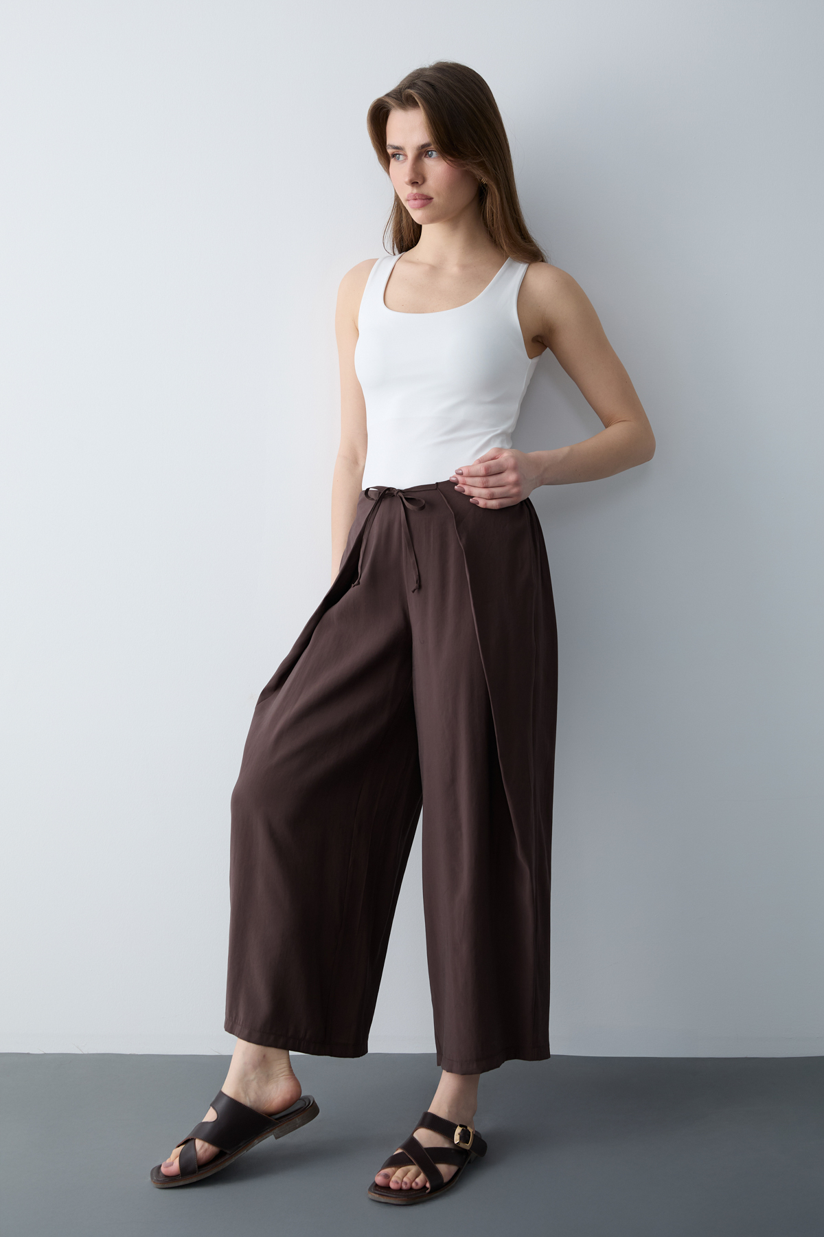 Trendyolmilla  Kahverengi Dokuma Geniş Paça Kapama Detaylı Pantolon TWOSS26PL00080 - Görsel 2