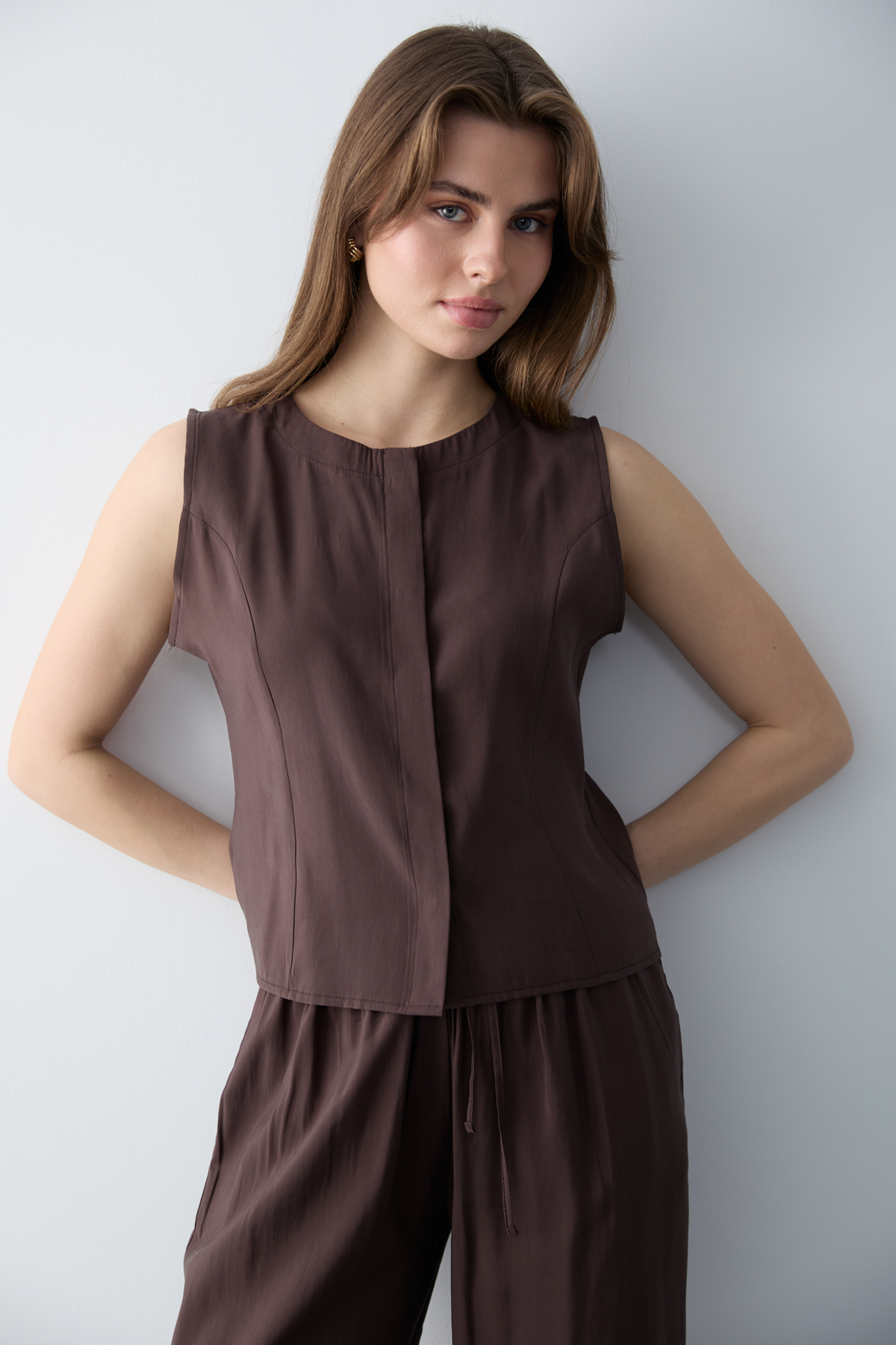 Trendyolmilla  Kahverengi Modal Görünümlü Bluz Pantolon Dokuma Alt - Üst Takım TWOSS26AU00086 - Görsel 4