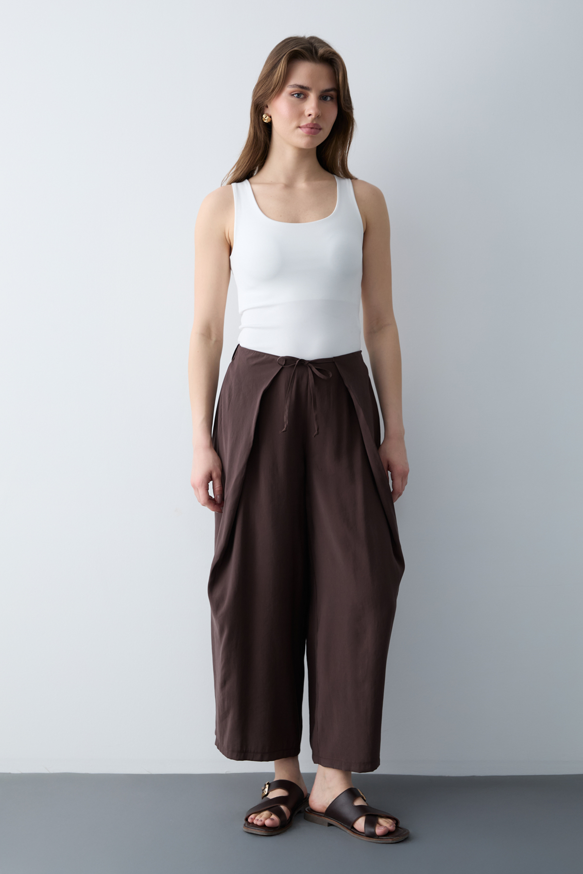 Trendyolmilla  Kahverengi Dokuma Geniş Paça Kapama Detaylı Pantolon TWOSS26PL00080