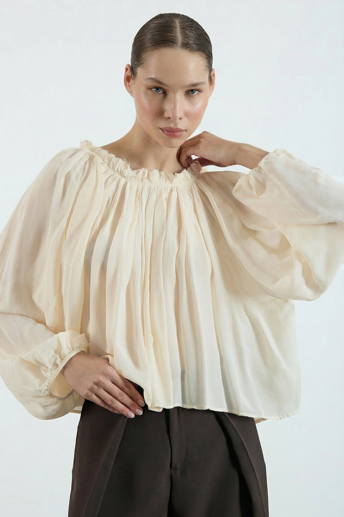 Trendyolmilla  Açık Sarı Yakası Büzgülü Püsküllü Dikişli Oversize Hafif Transparan Bluz TWOSS26BZ00652 - Görsel 5