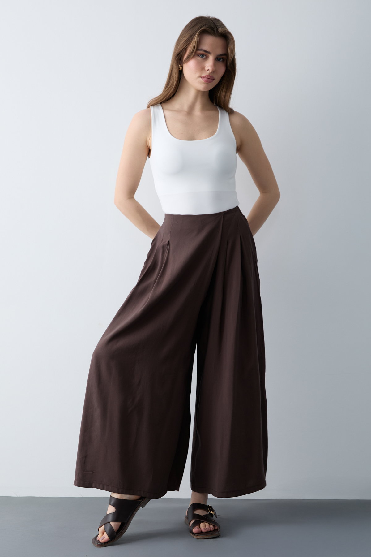 Trendyolmilla  Kahverengi Geniş Paça Modal Tuşeli Etek Görünümlü Pantolon TWOSS26PL00081