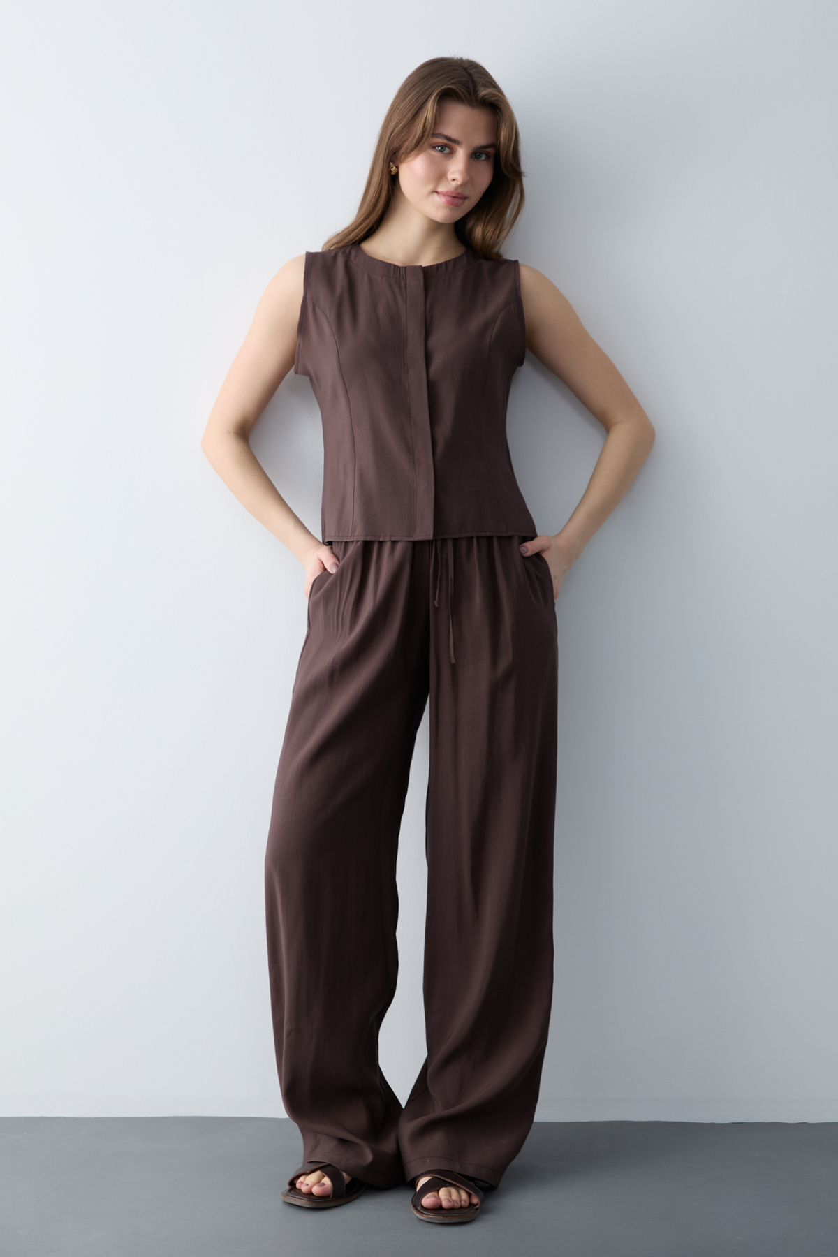 Trendyolmilla  Kahverengi Modal Görünümlü Bluz Pantolon Dokuma Alt - Üst Takım TWOSS26AU00086 - Görsel 3