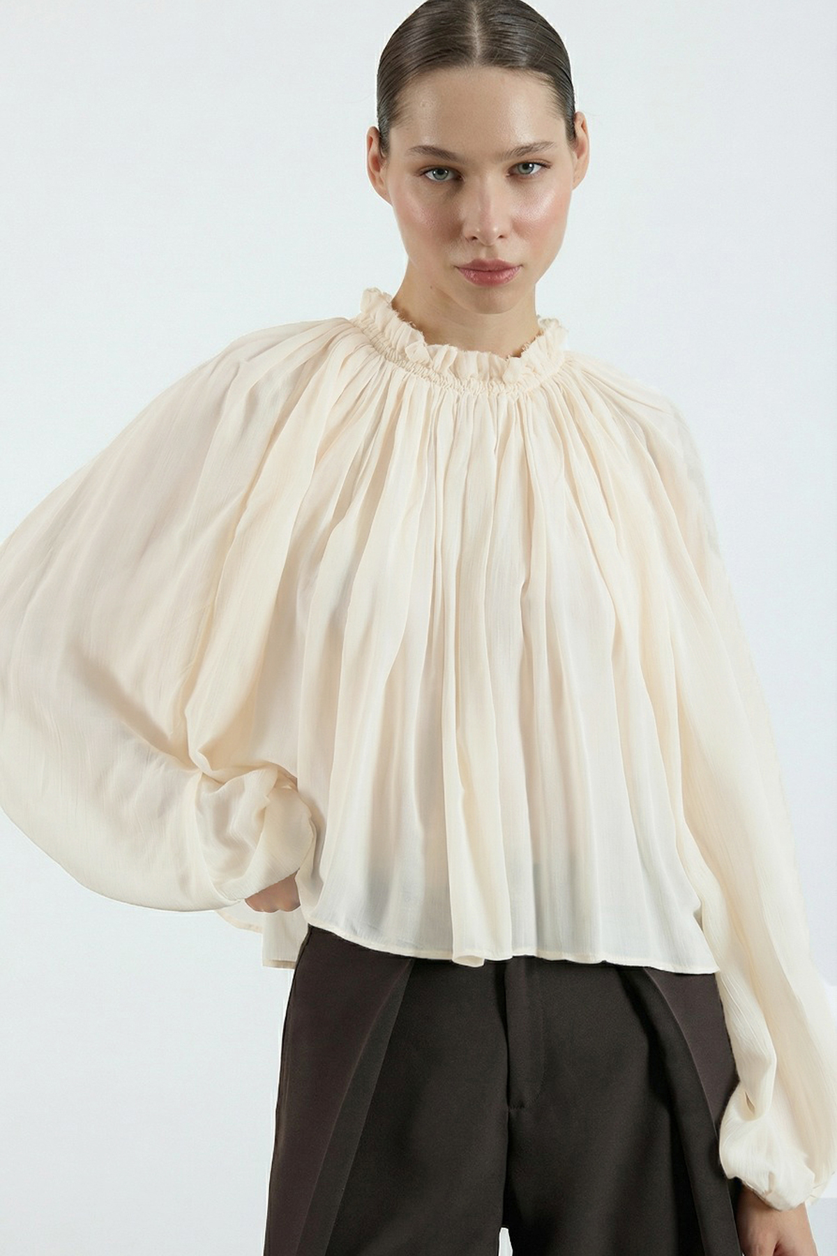 Trendyolmilla  Açık Sarı Yakası Büzgülü Püsküllü Dikişli Oversize Hafif Transparan Bluz TWOSS26BZ00652 - Görsel 3