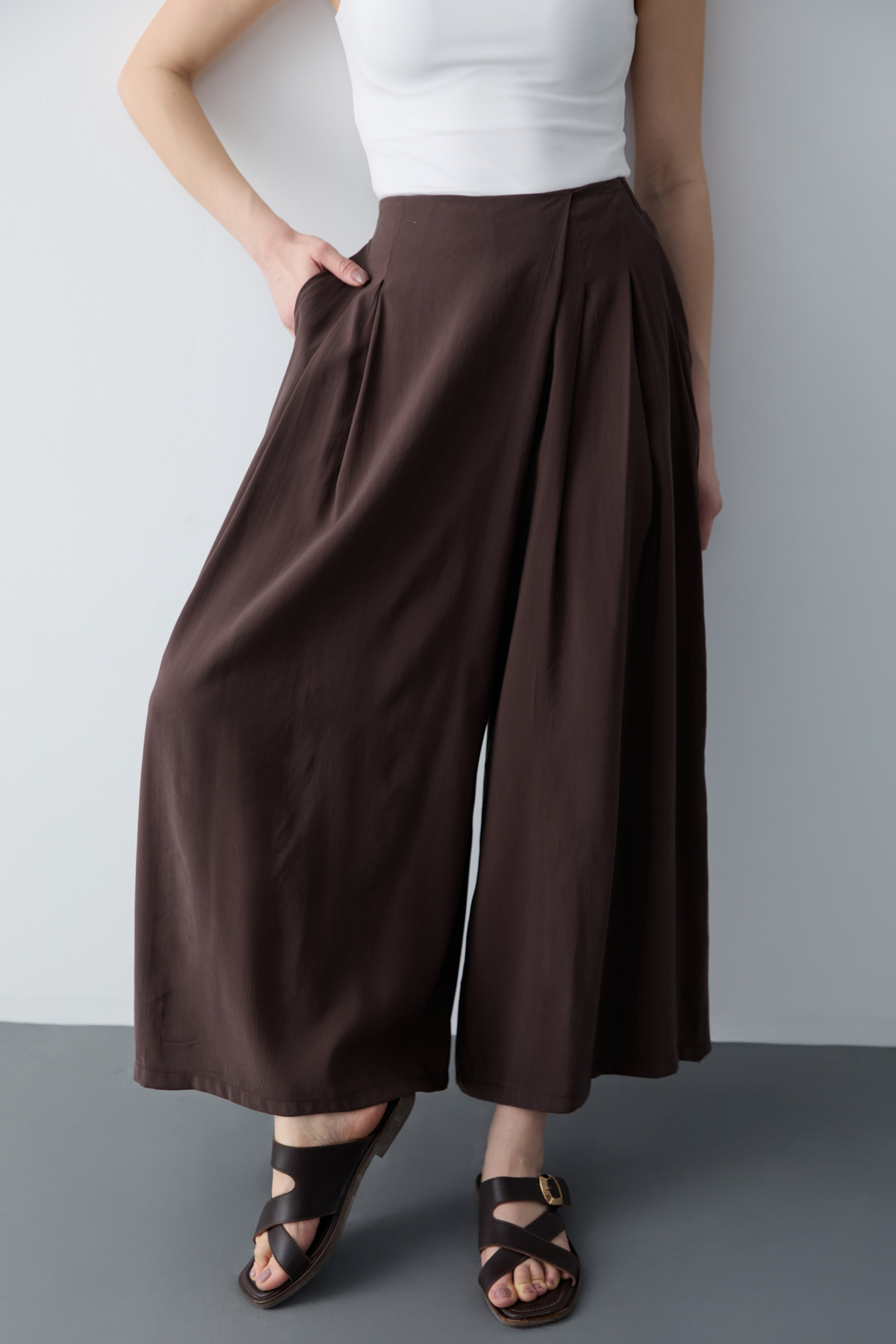 Trendyolmilla  Kahverengi Geniş Paça Modal Tuşeli Etek Görünümlü Pantolon TWOSS26PL00081 - Görsel 4