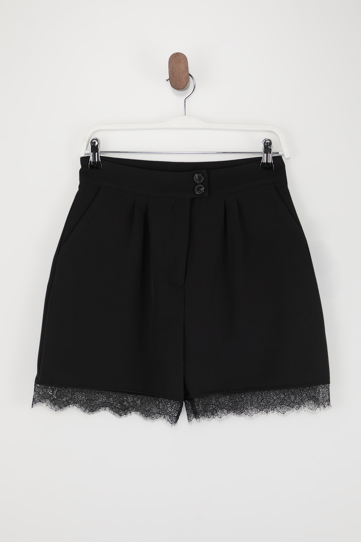 Trendyolmilla  Siyah Dantel Detaylı Dokuma Şort TDRSS26SR00008