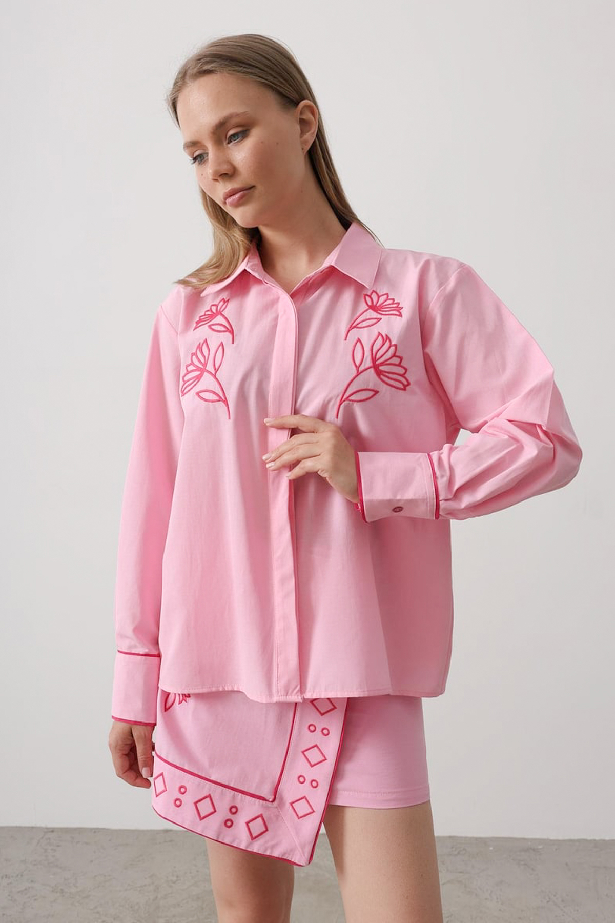 Trendyolmilla  Pembe Nakış Detaylı Gömlek Kruvaze Etek Dokuma Alt - Üst Takım TWOSS26AU00125 - Görsel 2