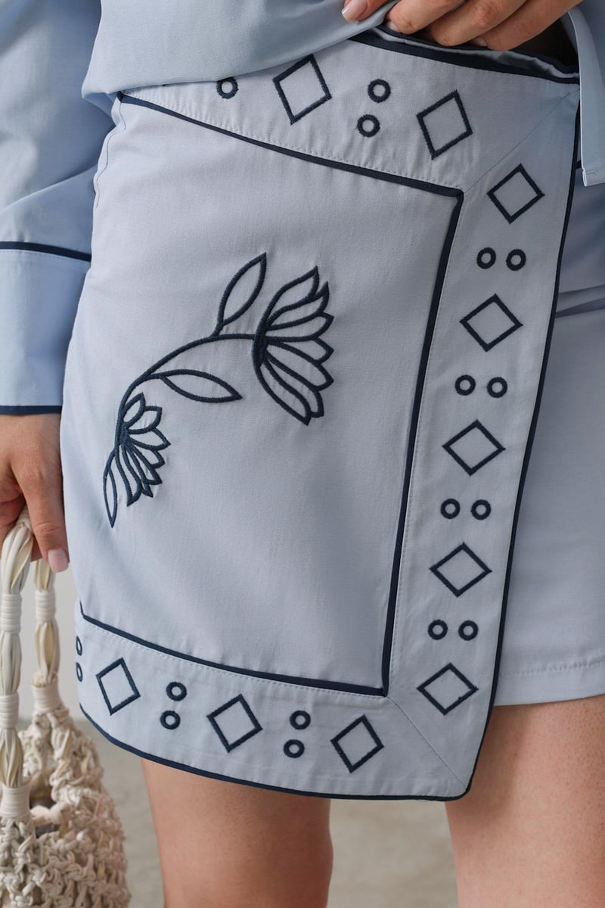 Trendyolmilla  Mavi Nakış Detaylı Gömlek Kruvaze Etek Dokuma Alt - Üst Takım TWOSS26AU00125 - Görsel 4