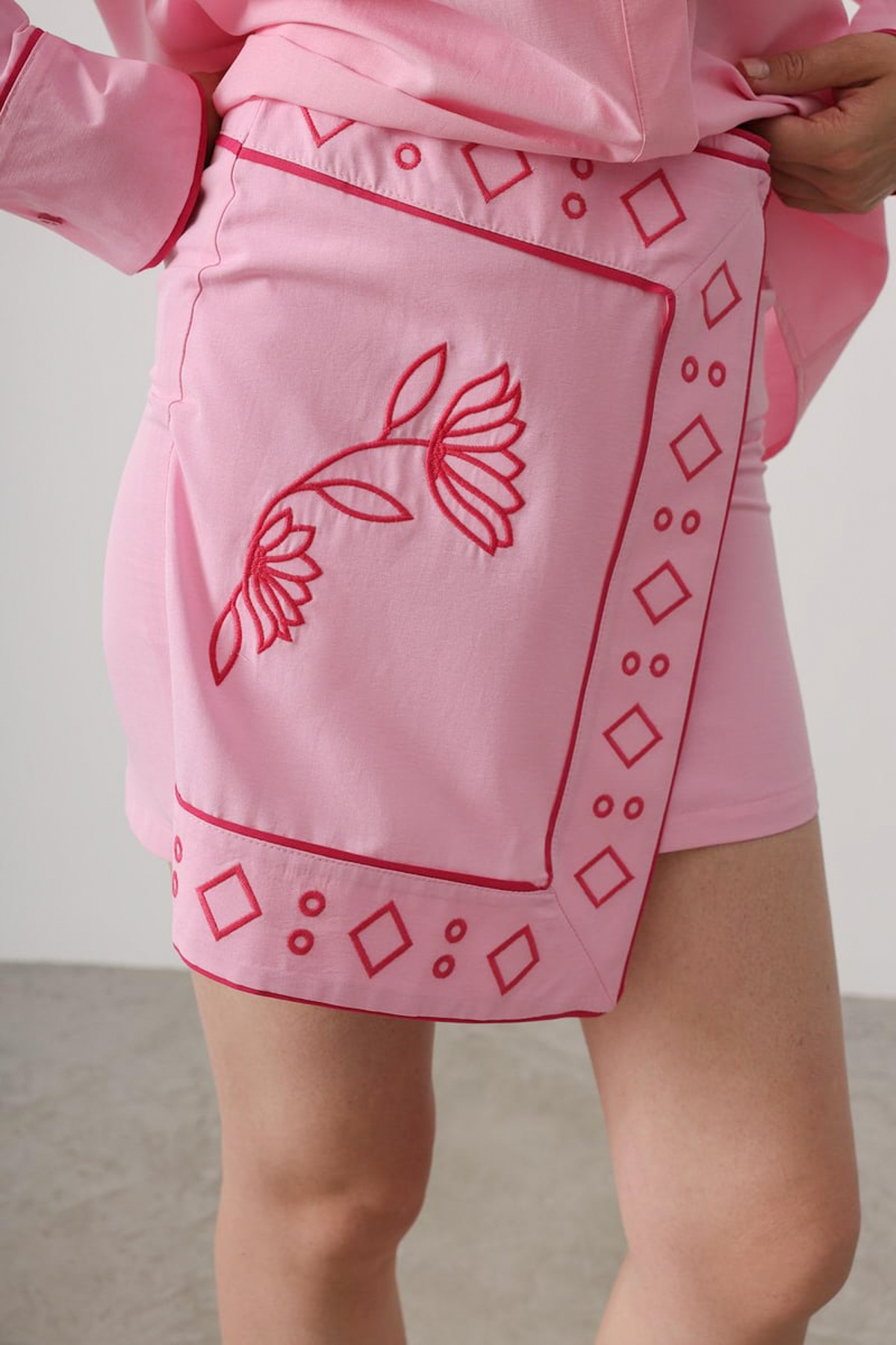 Trendyolmilla  Pembe Nakış Detaylı Gömlek Kruvaze Etek Dokuma Alt - Üst Takım TWOSS26AU00125 - Görsel 4