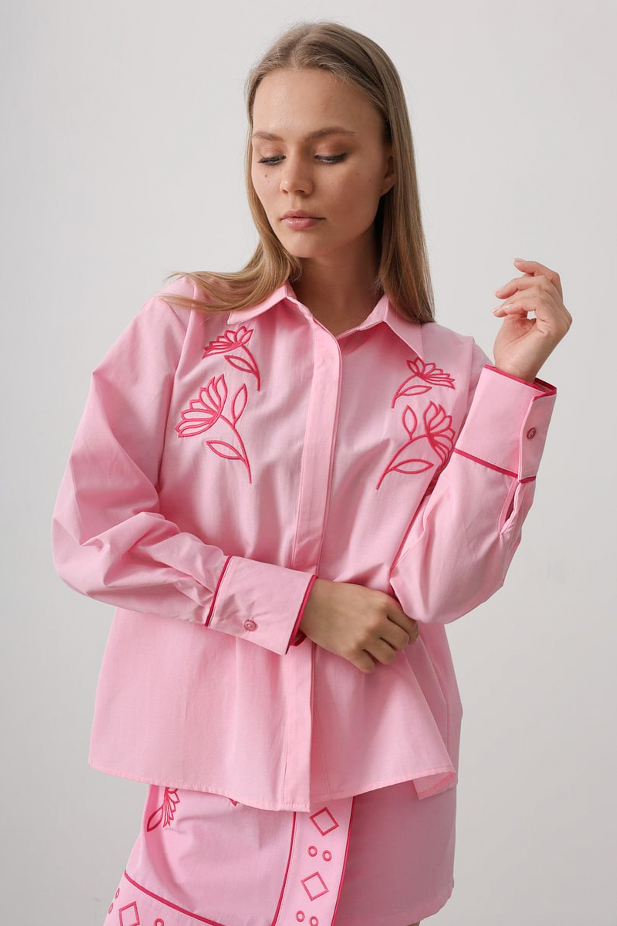 Trendyolmilla  Pembe Nakış Detaylı Gömlek Kruvaze Etek Dokuma Alt - Üst Takım TWOSS26AU00125 - Görsel 3