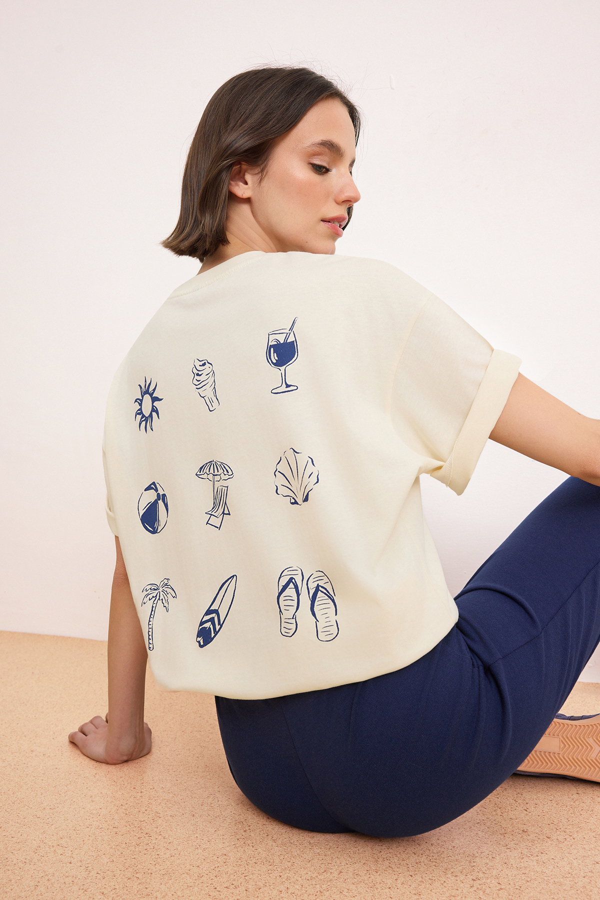 Trendyolmilla  Ekru Slogan Oversize Bisiklet Yaka Kısa Sırt Baskılı Uzun Tok %100 Pamuk Örme T-Shirt TWOSS26TS00089