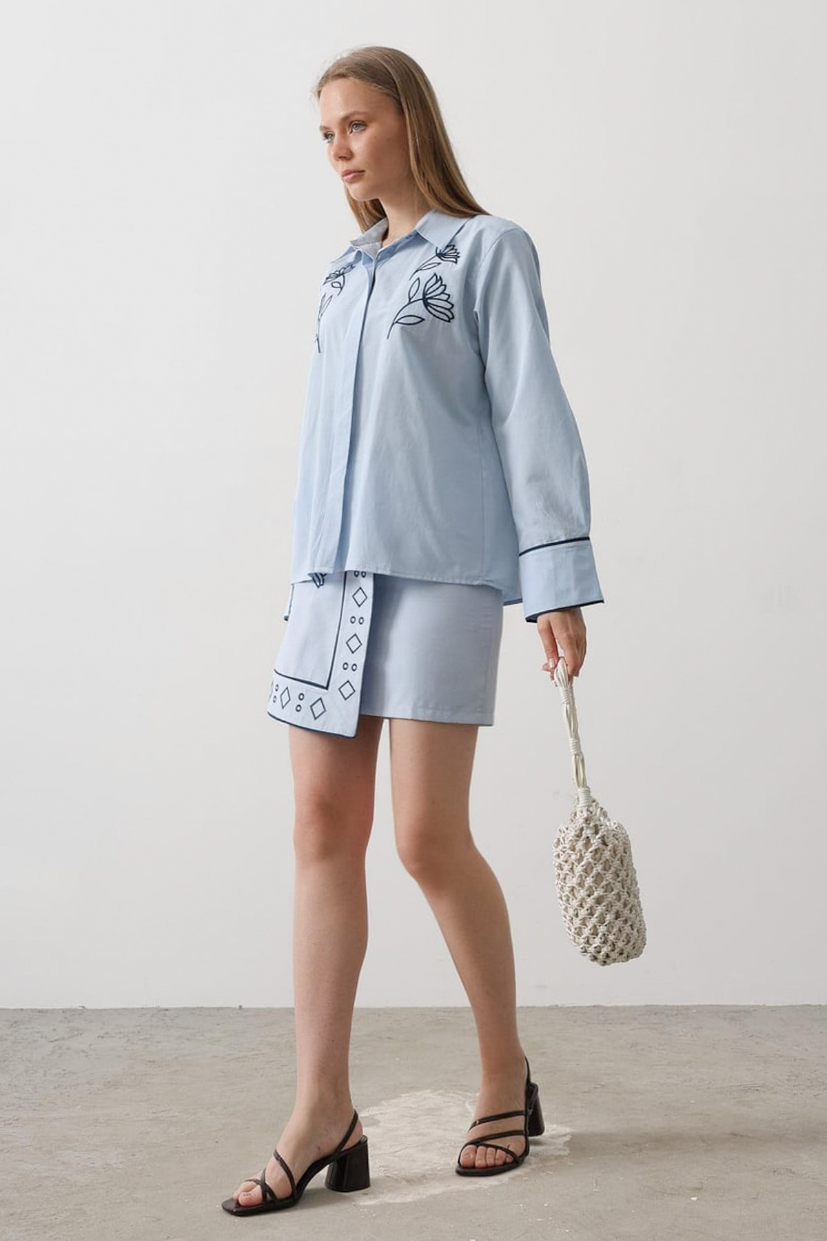 Trendyolmilla  Mavi Nakış Detaylı Gömlek Kruvaze Etek Dokuma Alt - Üst Takım TWOSS26AU00125 - Görsel 2