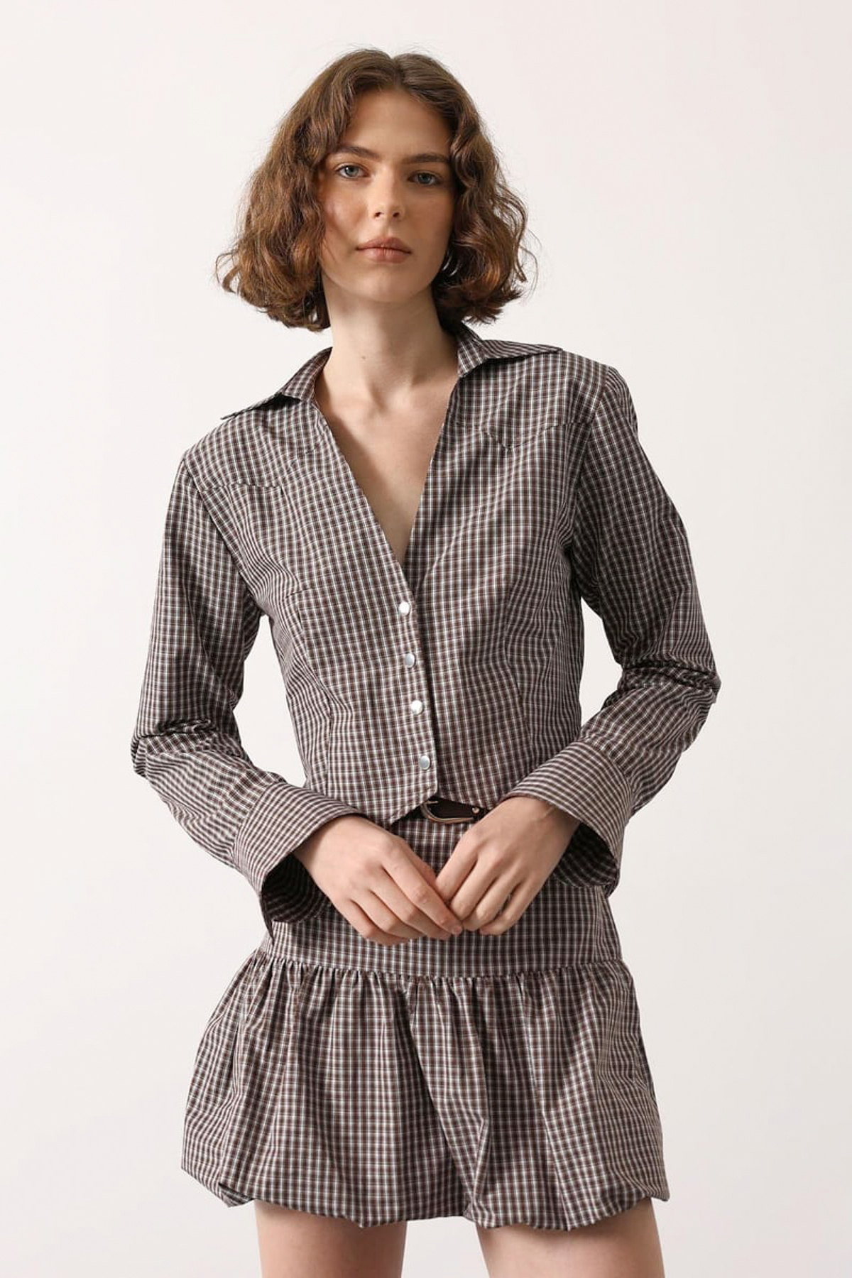 Trendyolmilla  Kahverengi-Çok Renkli Mini Ekoseli Fitted Crop Gömlek TWOSS26GO00150