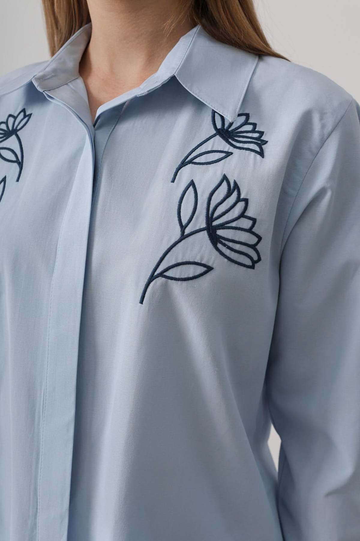 Trendyolmilla  Mavi Nakış Detaylı Gömlek Kruvaze Etek Dokuma Alt - Üst Takım TWOSS26AU00125 - Görsel 5