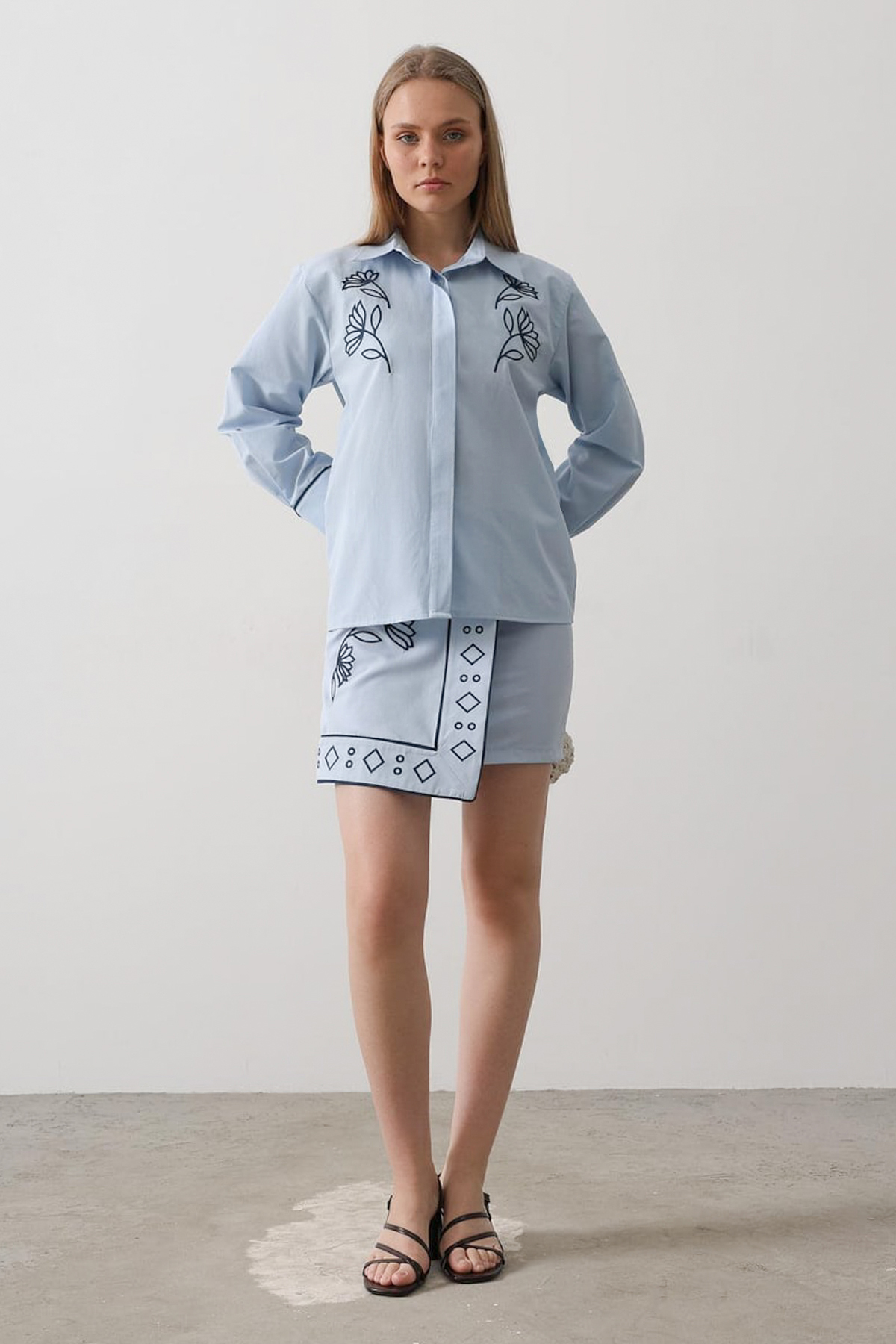 Trendyolmilla  Mavi Nakış Detaylı Gömlek Kruvaze Etek Dokuma Alt - Üst Takım TWOSS26AU00125 - Görsel 3